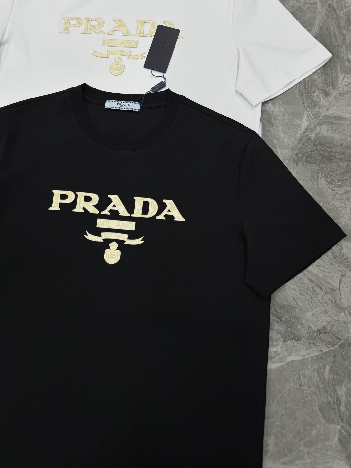 PRAD*A普拉达26s新品春夏男士圆领短袖.爆款推荐！优选200g丝光棉面料.舒适轻薄垂感十足！！！舒