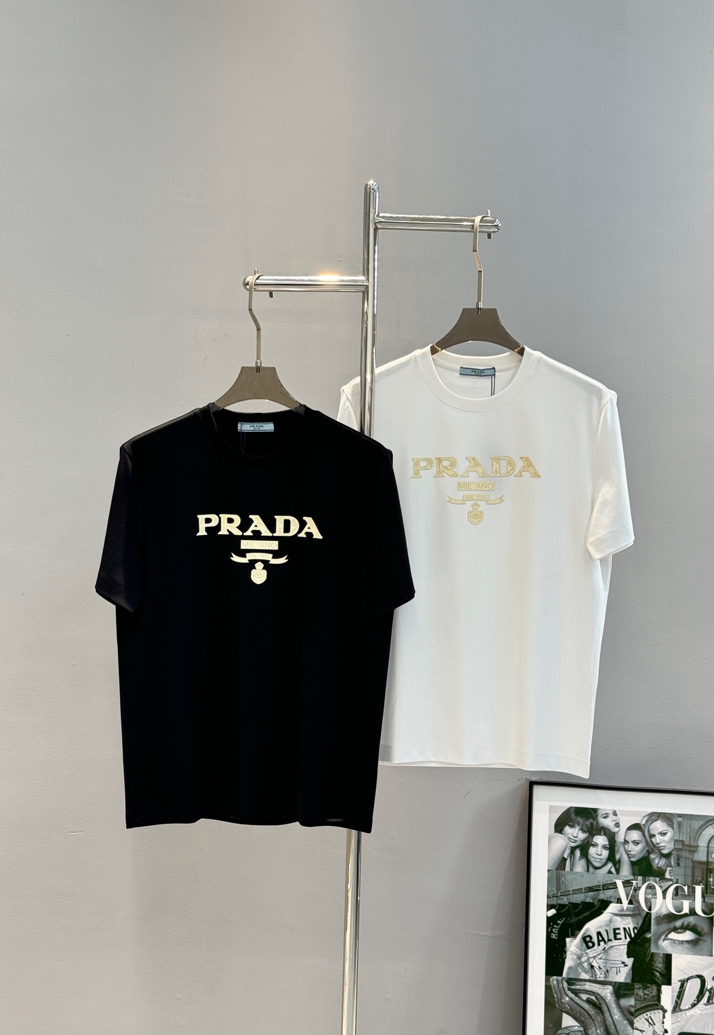 PRAD*A普拉达26s新品春夏男士圆领短袖.爆款推荐！优选200g丝光棉面料.舒适轻薄垂感十足！！！舒