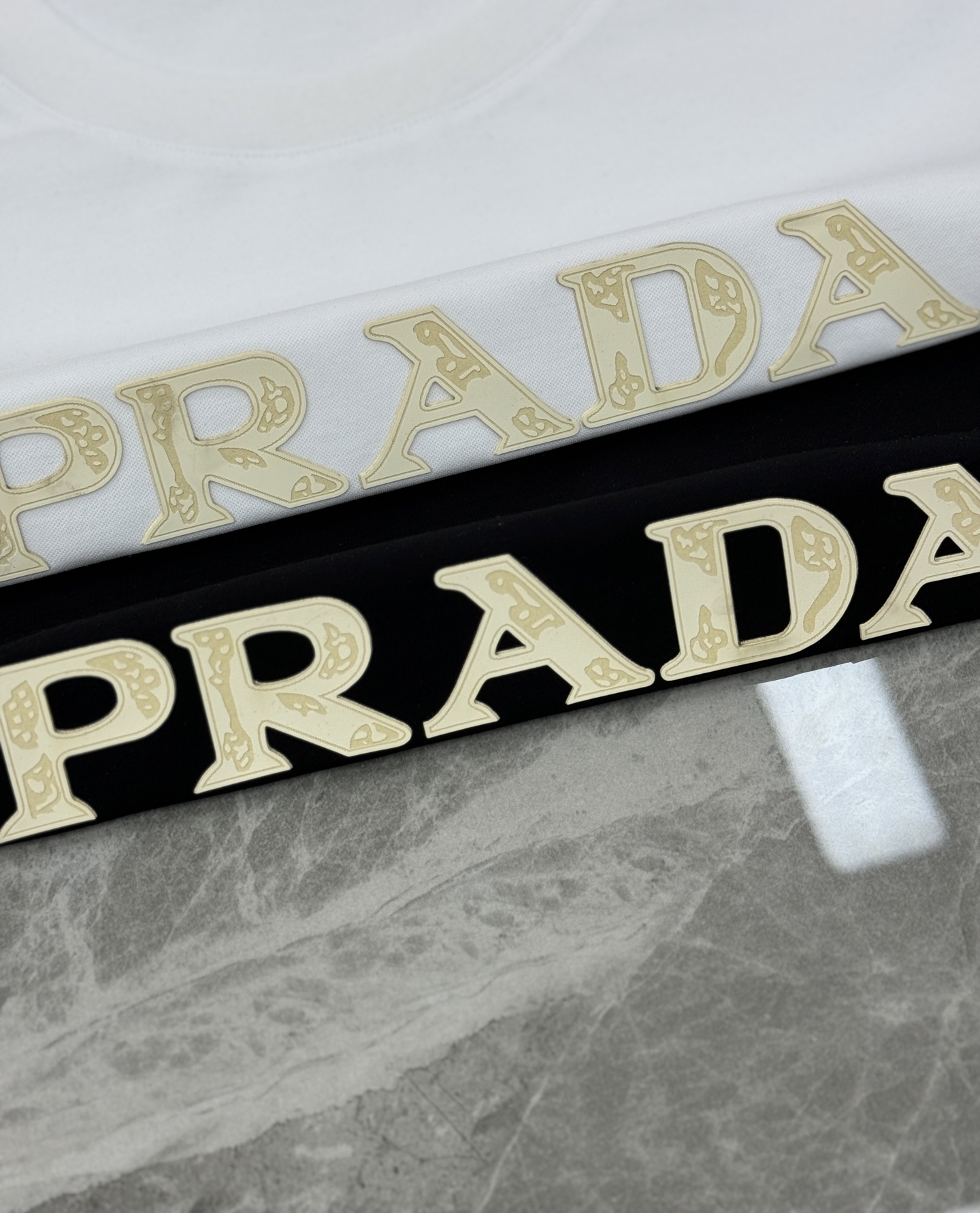 PRAD*A普拉达26s新品春夏男士圆领短袖.爆款推荐！优选200g丝光棉面料.舒适轻薄垂感十足！！！舒