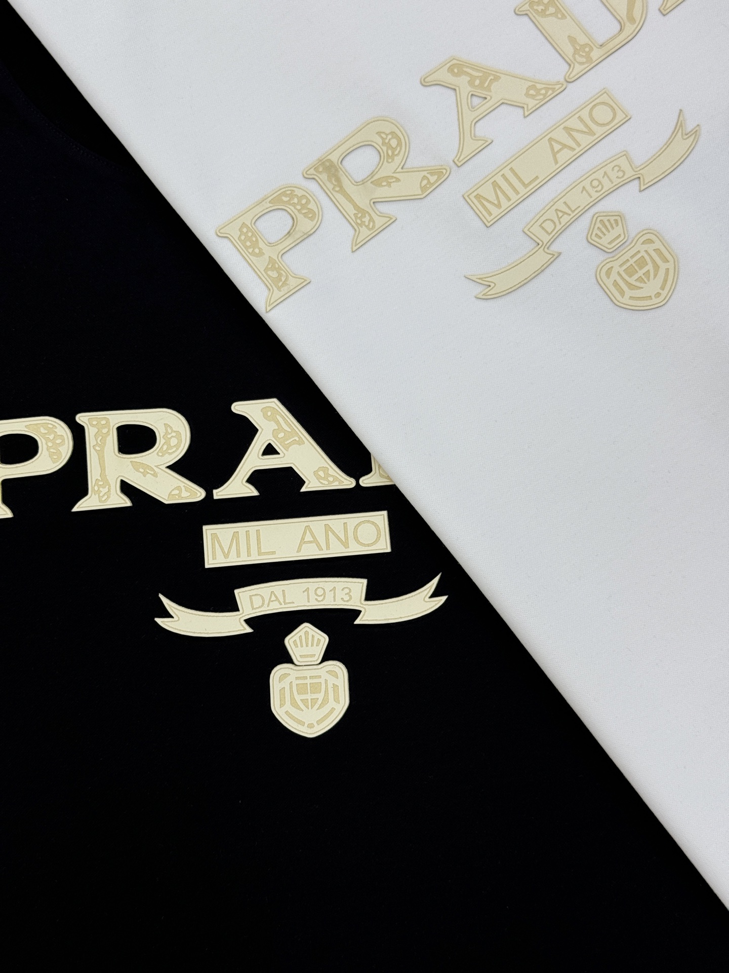 PRAD*A普拉达26s新品春夏男士圆领短袖.爆款推荐！优选200g丝光棉面料.舒适轻薄垂感十足！！！舒