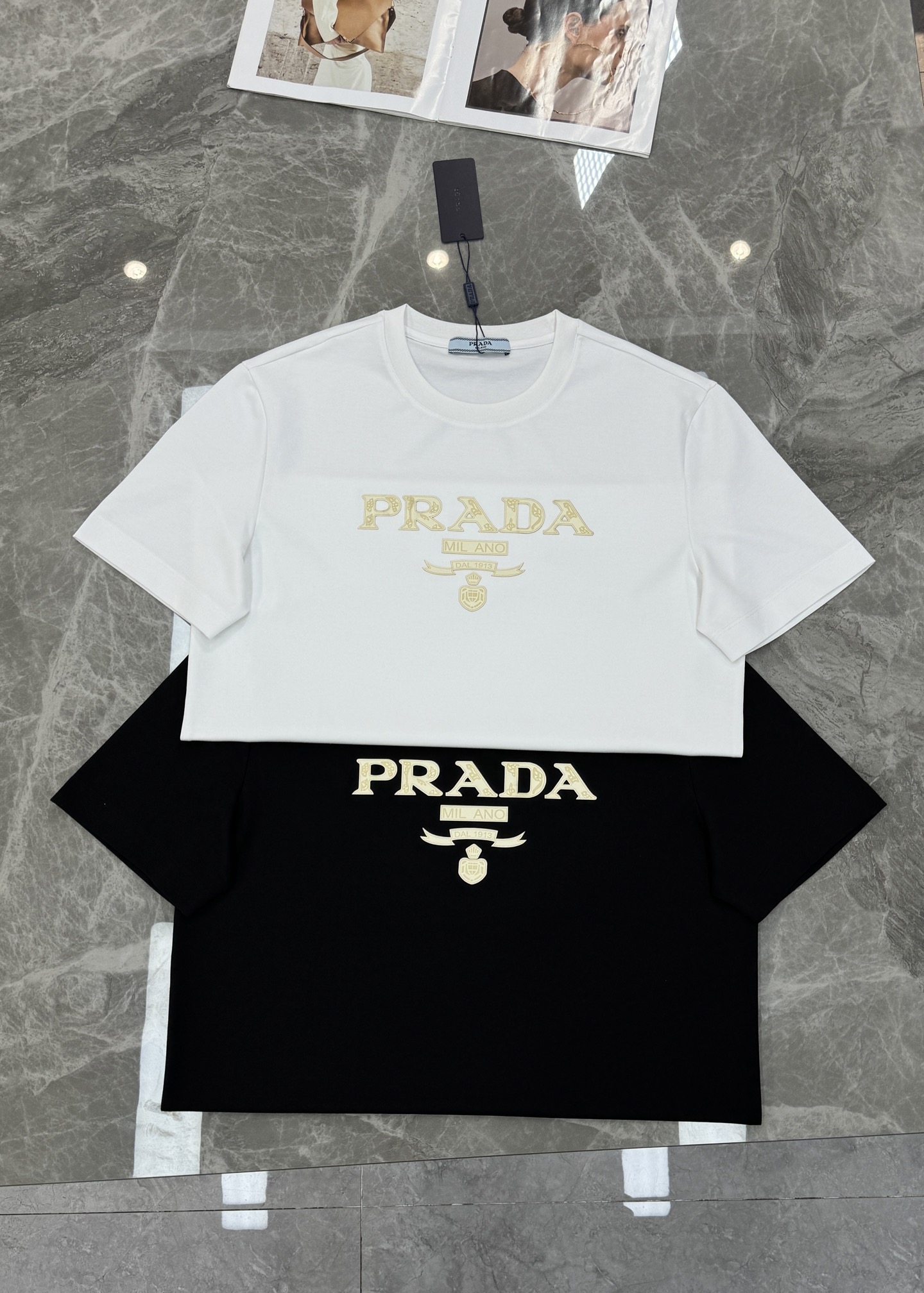 PRAD*A普拉达26s新品春夏男士圆领短袖.爆款推荐！优选200g丝光棉面料.舒适轻薄垂感十足！！！舒