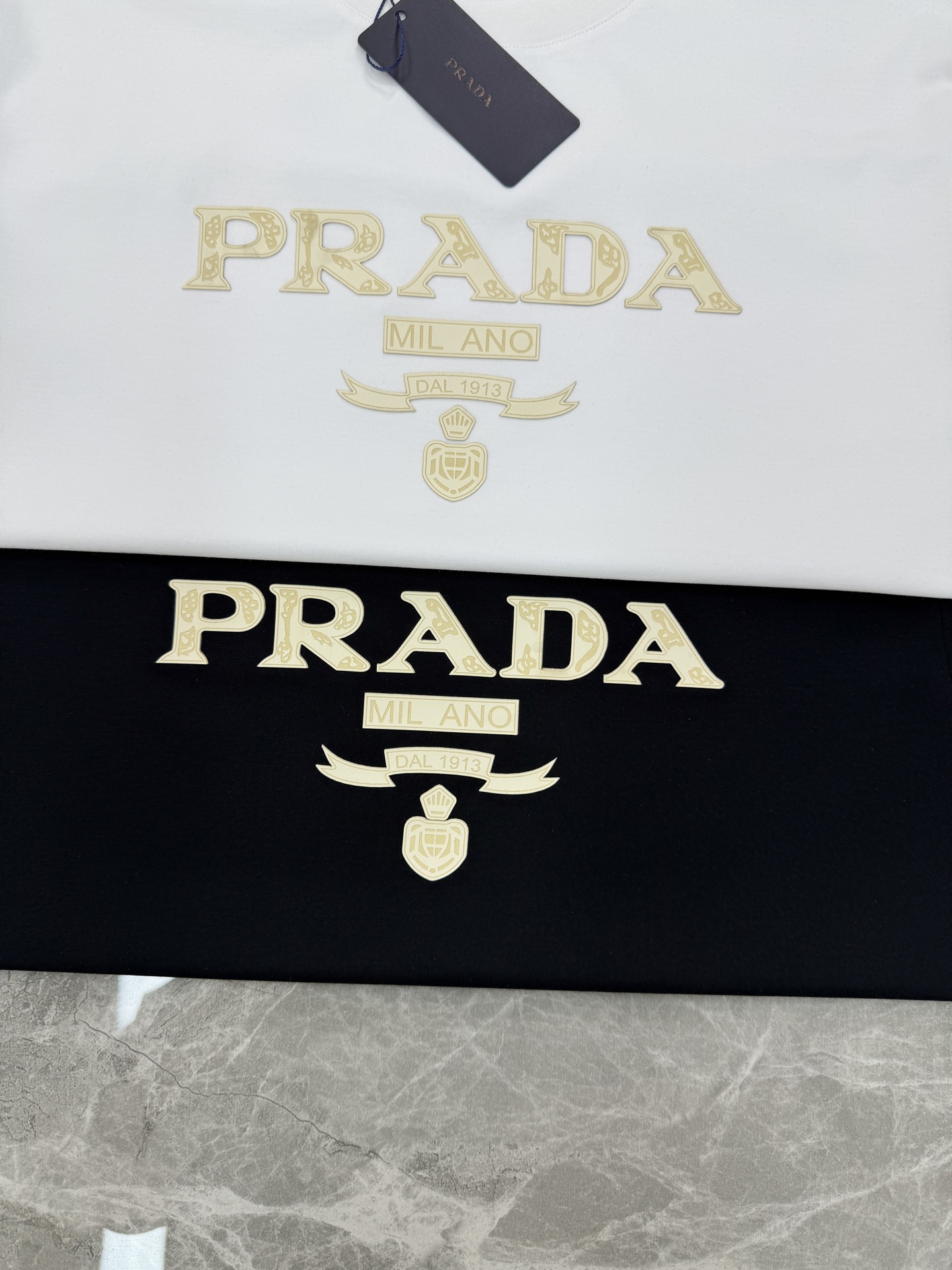 PRAD*A普拉达26s新品春夏男士圆领短袖.爆款推荐！优选200g丝光棉面料.舒适轻薄垂感十足！！！舒