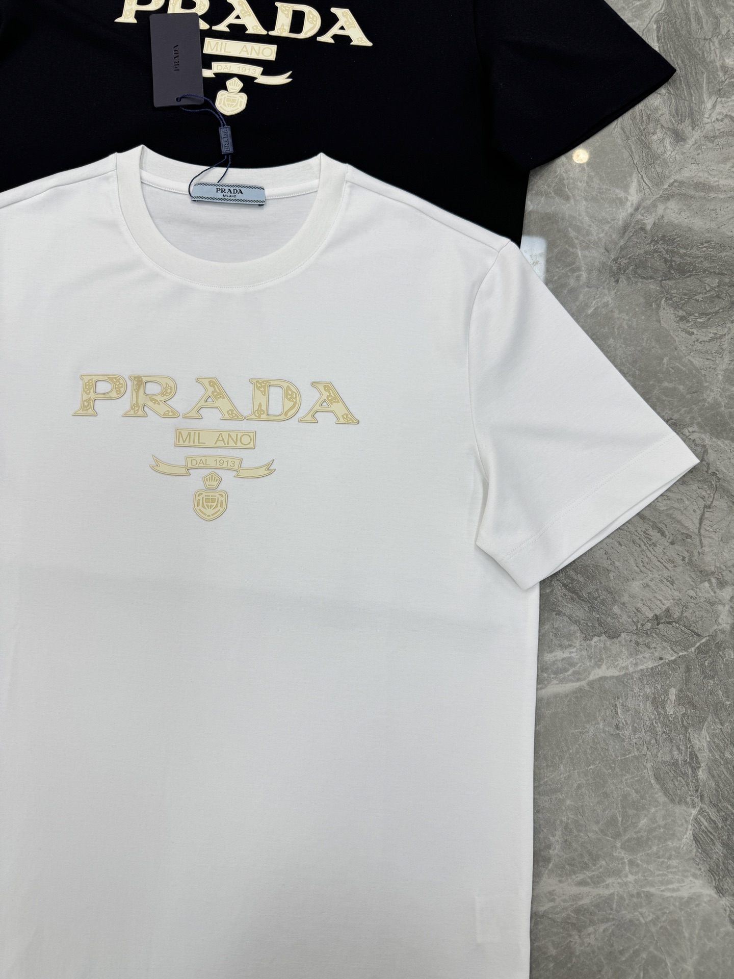PRAD*A普拉达26s新品春夏男士圆领短袖.爆款推荐！优选200g丝光棉面料.舒适轻薄垂感十足！！！舒