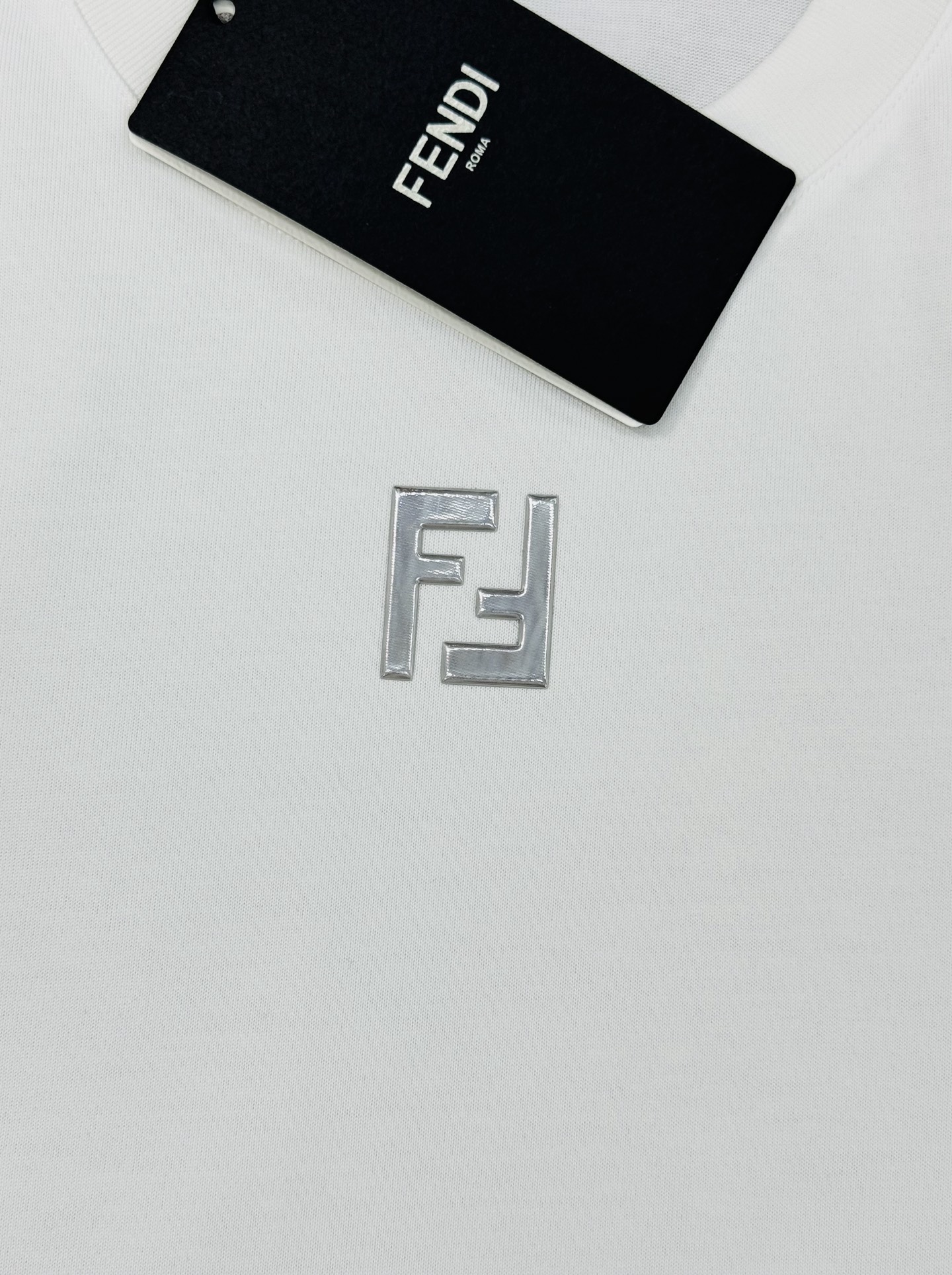 FENDI芬迪新款圆领短袖T恤，FF经典之作.低调彰显出品牌奢华风格.基础款净版推荐！此款短TEE甄选2