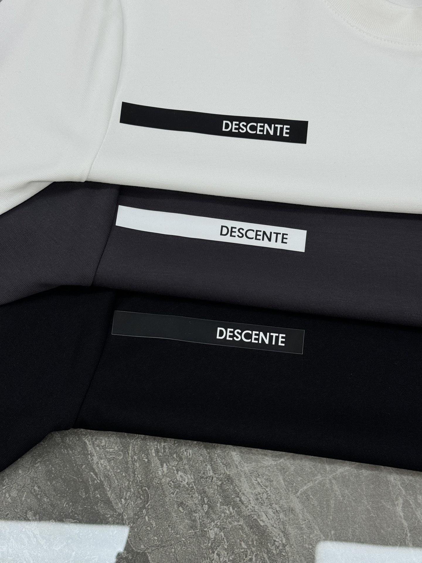 DESCENT*迪桑特新品T恤.纯色系推荐！胸口经典标识.袖口定制原版硅胶立体设计.简单高级.面料质感极