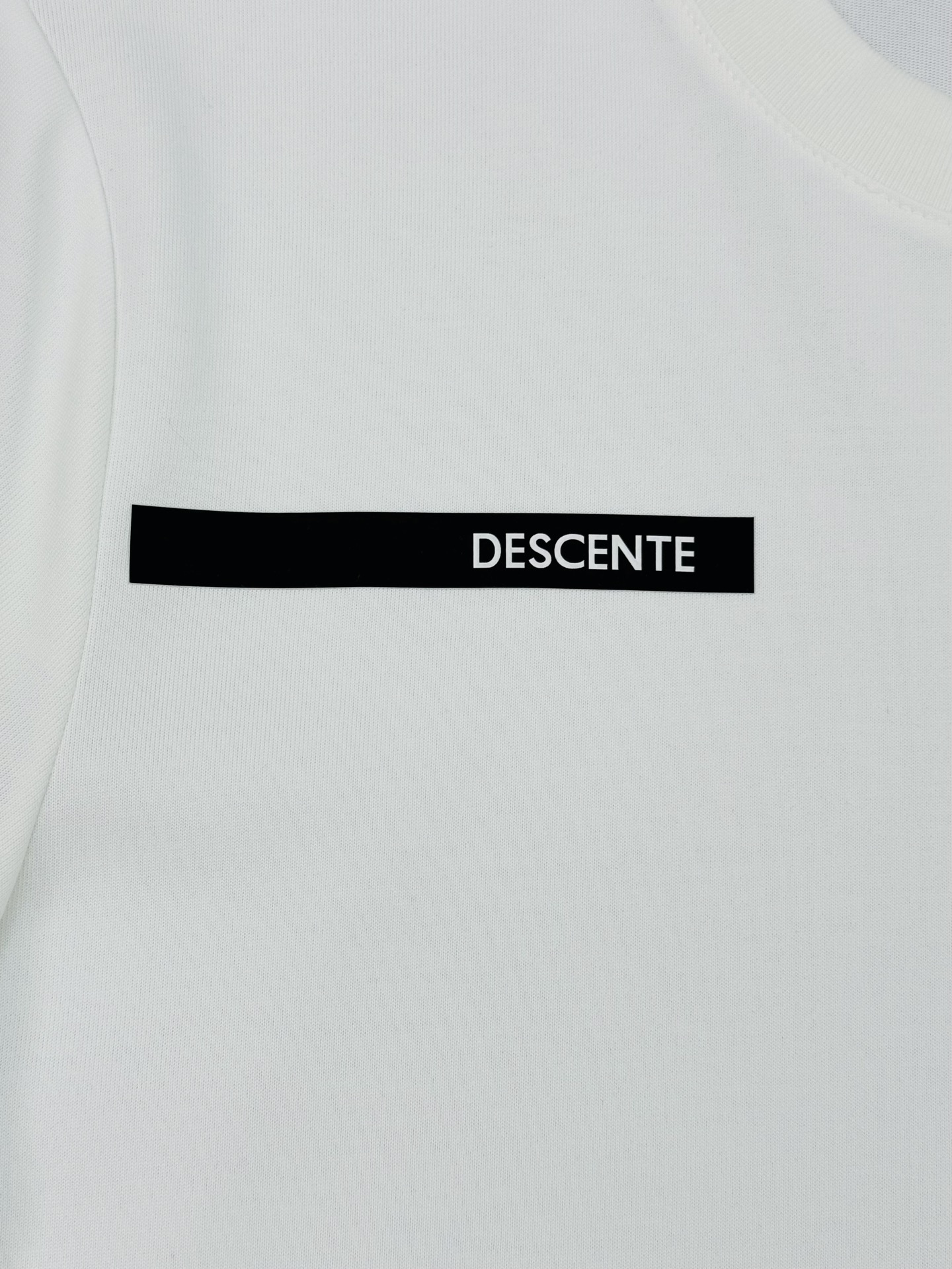 DESCENT*迪桑特新品T恤.纯色系推荐！胸口经典标识.袖口定制原版硅胶立体设计.简单高级.面料质感极