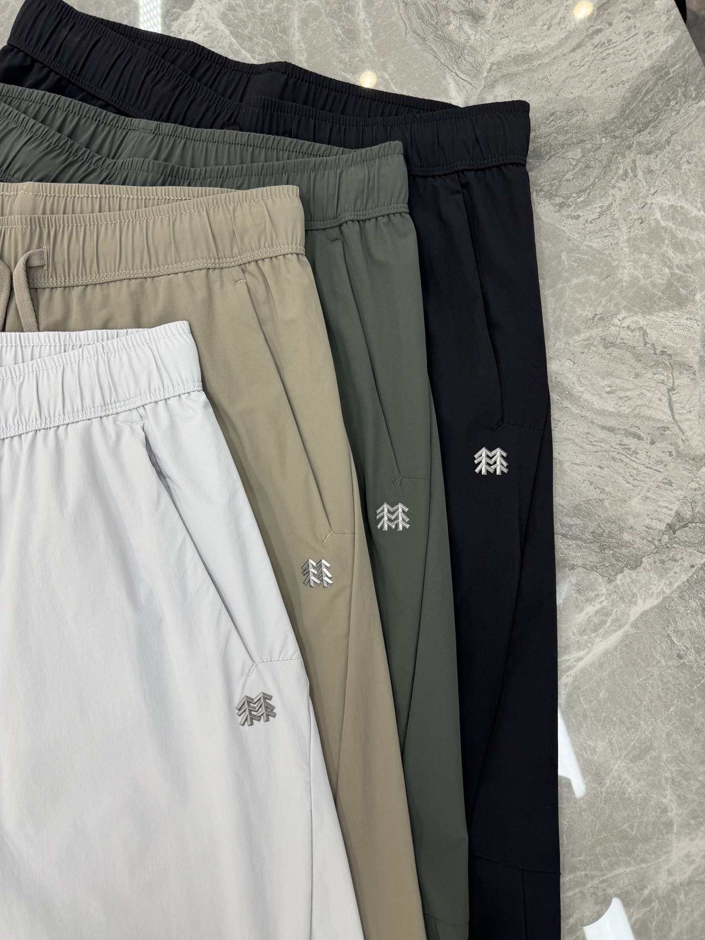 KOLON SPORT可隆26s户外新款夏季速干软壳休闲裤，采用透气速干面料，轻薄舒适，超适合夏天穿! 