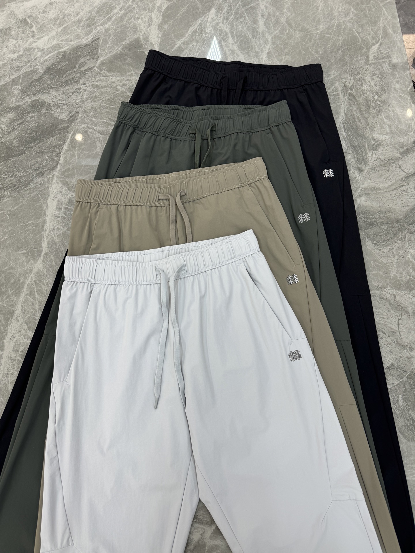 KOLON SPORT可隆26s户外新款夏季速干软壳休闲裤，采用透气速干面料，轻薄舒适，超适合夏天穿! 