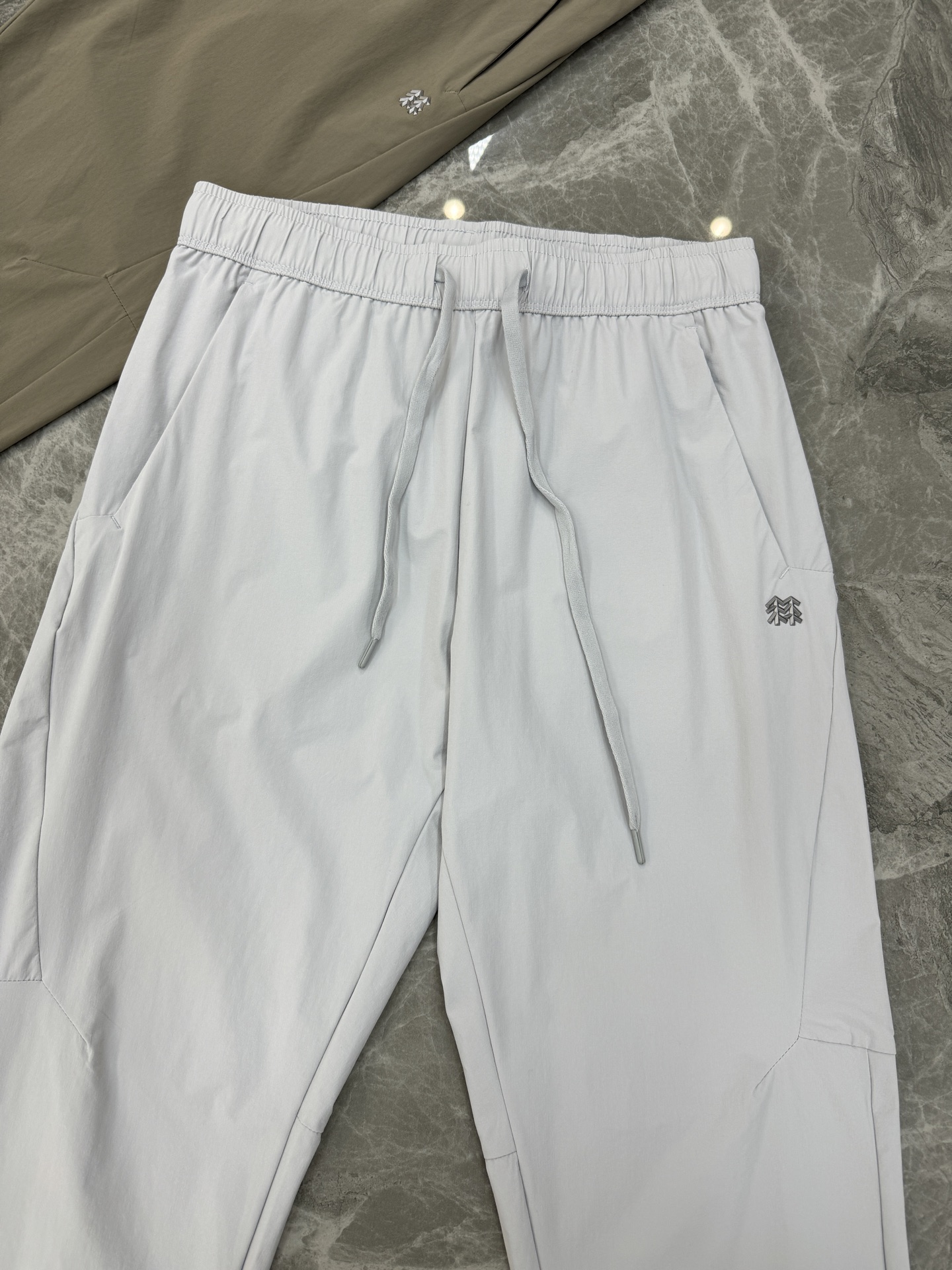 KOLON SPORT可隆26s户外新款夏季速干软壳休闲裤，采用透气速干面料，轻薄舒适，超适合夏天穿! 