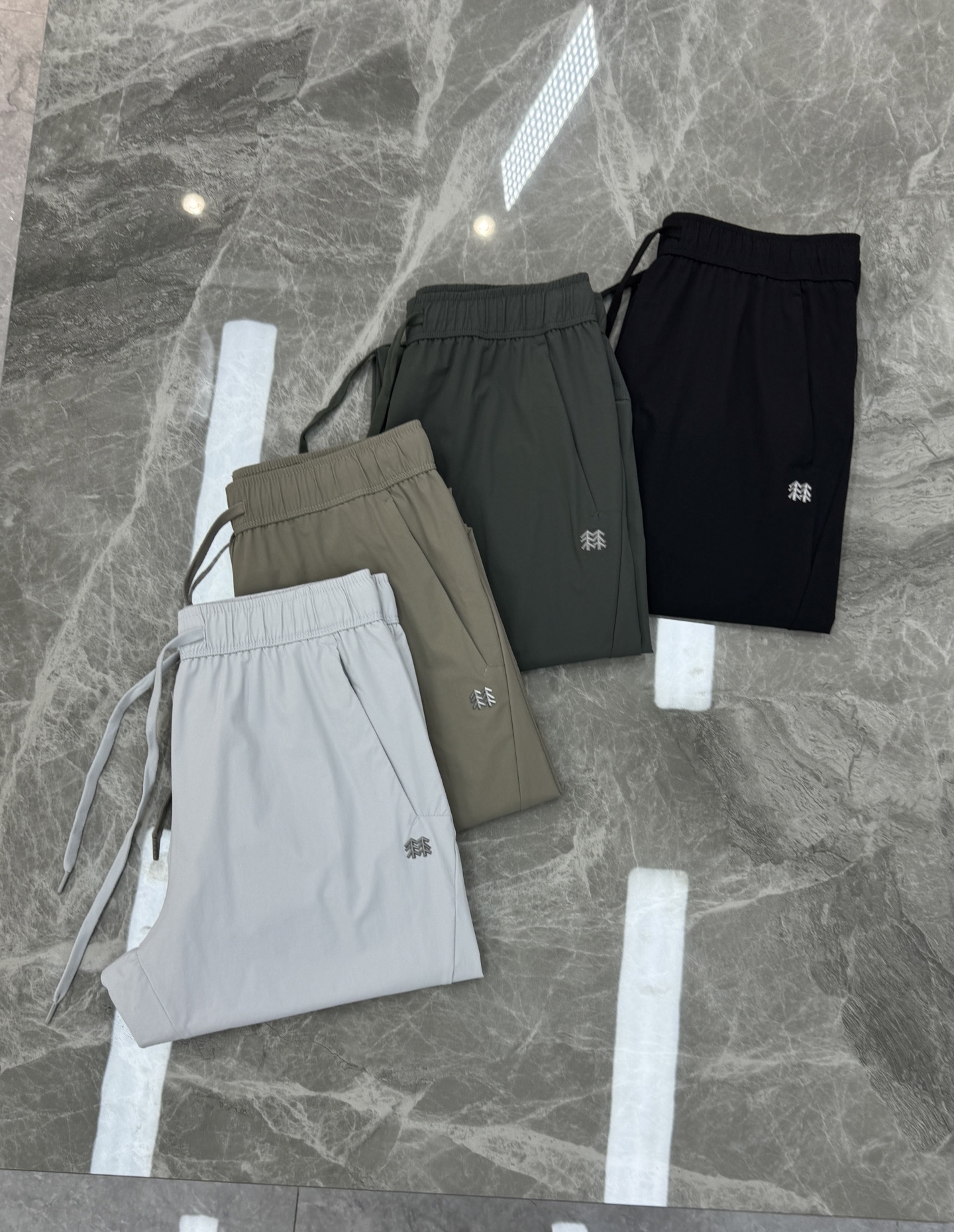 KOLON SPORT可隆26s户外新款夏季速干软壳休闲裤，采用透气速干面料，轻薄舒适，超适合夏天穿! 
