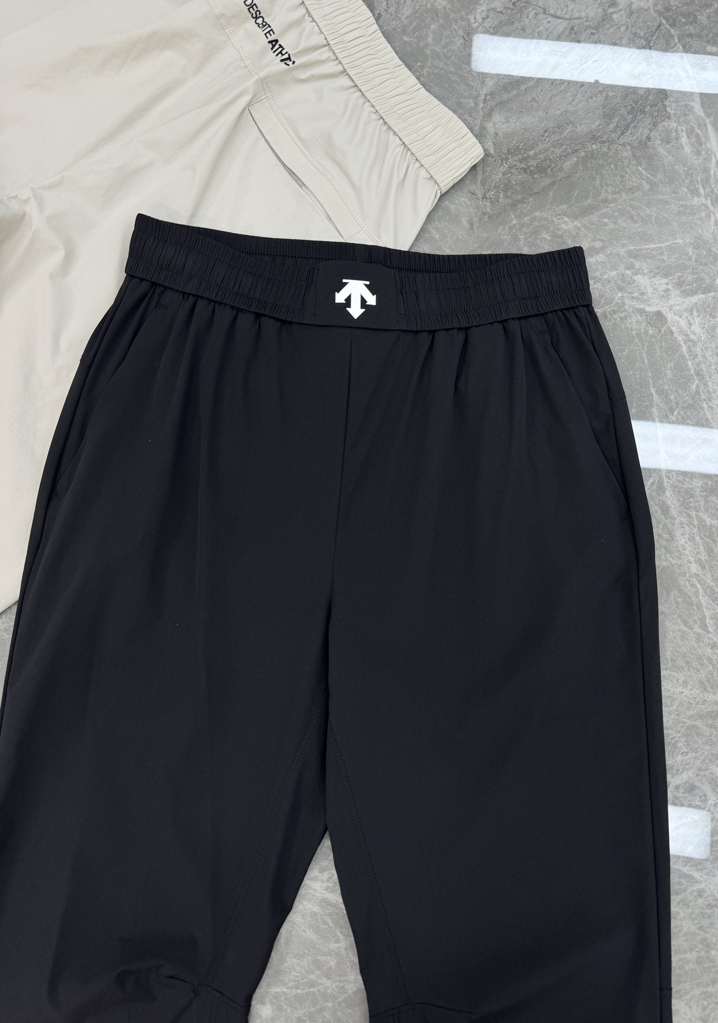 DESCENTE ATHLETIC迪桑特26s新款速干软壳裤.轻薄透气面料，夏天运动或日常都超适合!松紧