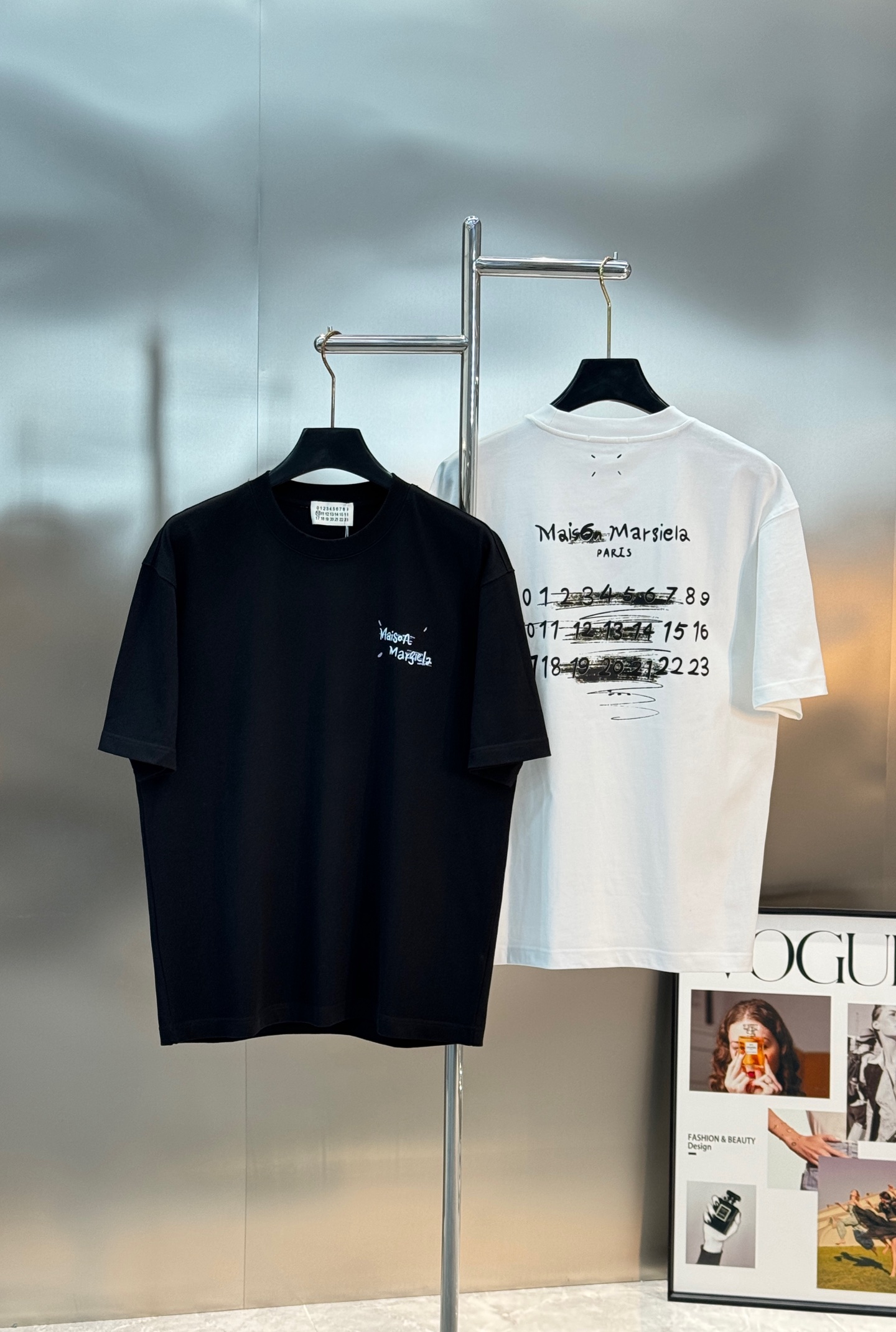 Maison Margiela MM6新品涂鸦数字T恤，男女同款❤️优选280g纯棉材质，穿着舒适透气。背面手写品牌名+