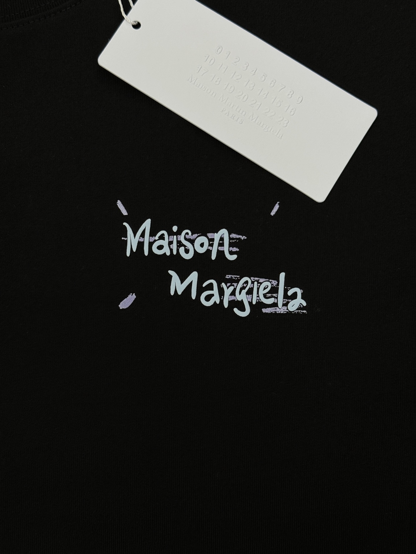 Maison Margiela MM6新品涂鸦数字T恤，男女同款❤️优选280g纯棉材质，穿着舒适透气。背面手写品牌名+