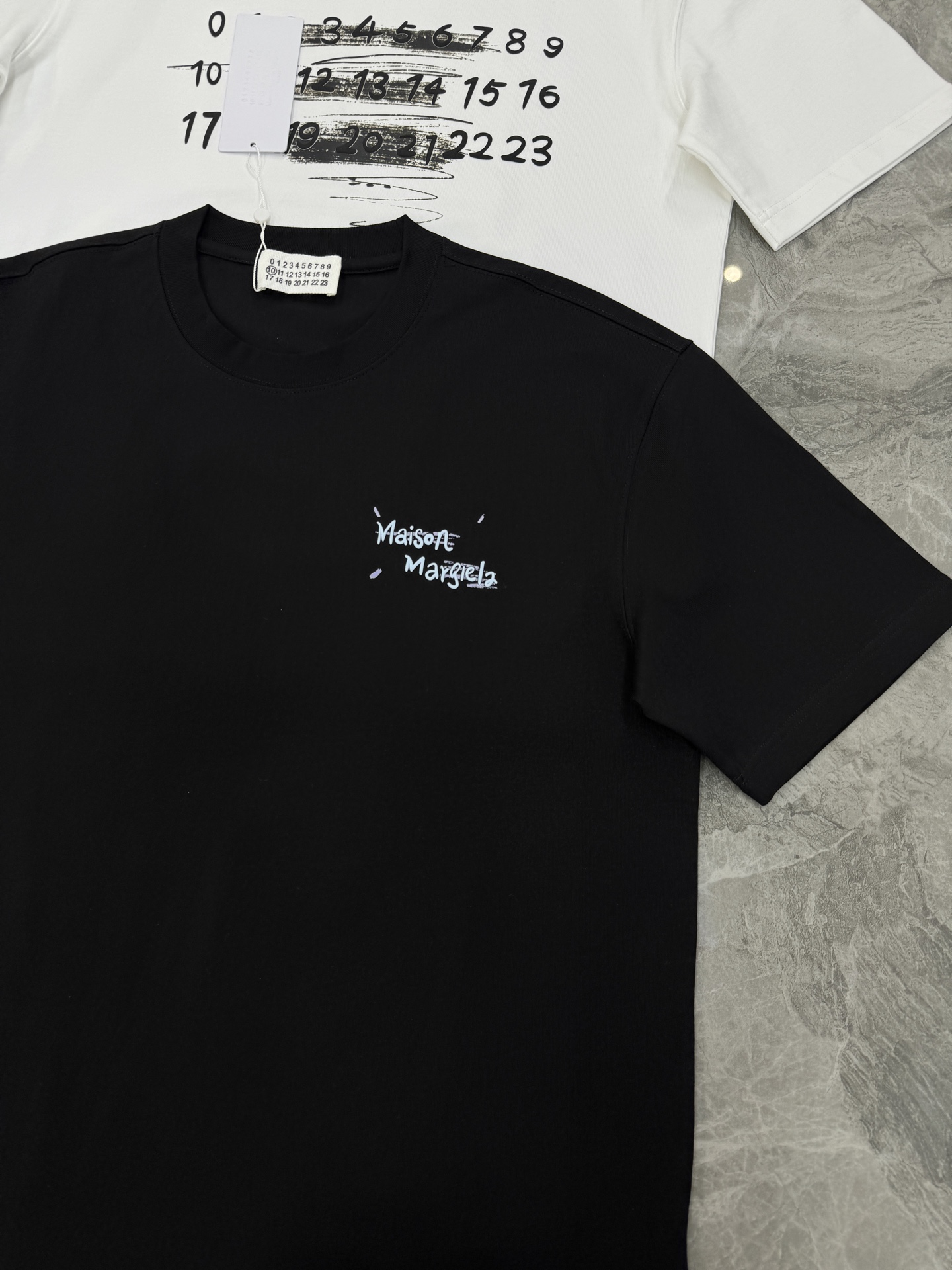 Maison Margiela MM6新品涂鸦数字T恤，男女同款❤️优选280g纯棉材质，穿着舒适透气。背面手写品牌名+