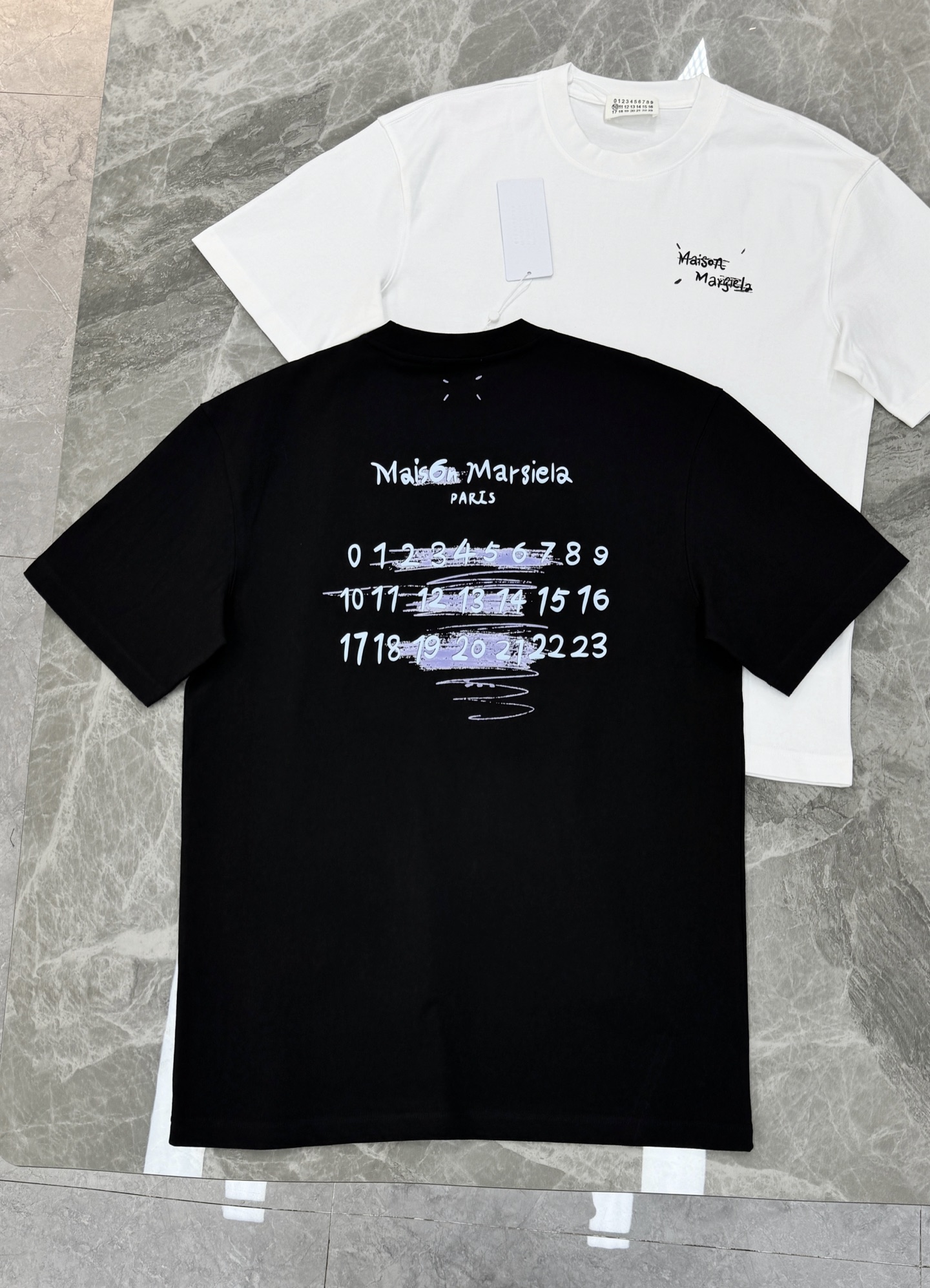 Maison Margiela MM6新品涂鸦数字T恤，男女同款❤️优选280g纯棉材质，穿着舒适透气。背面手写品牌名+
