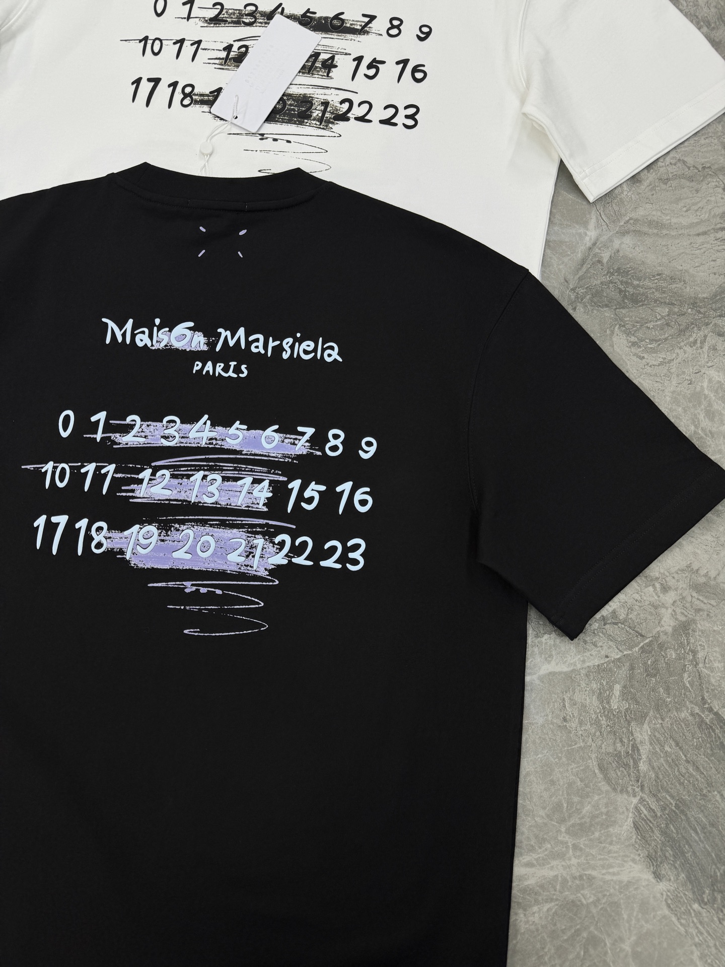 Maison Margiela MM6新品涂鸦数字T恤，男女同款❤️优选280g纯棉材质，穿着舒适透气。背面手写品牌名+
