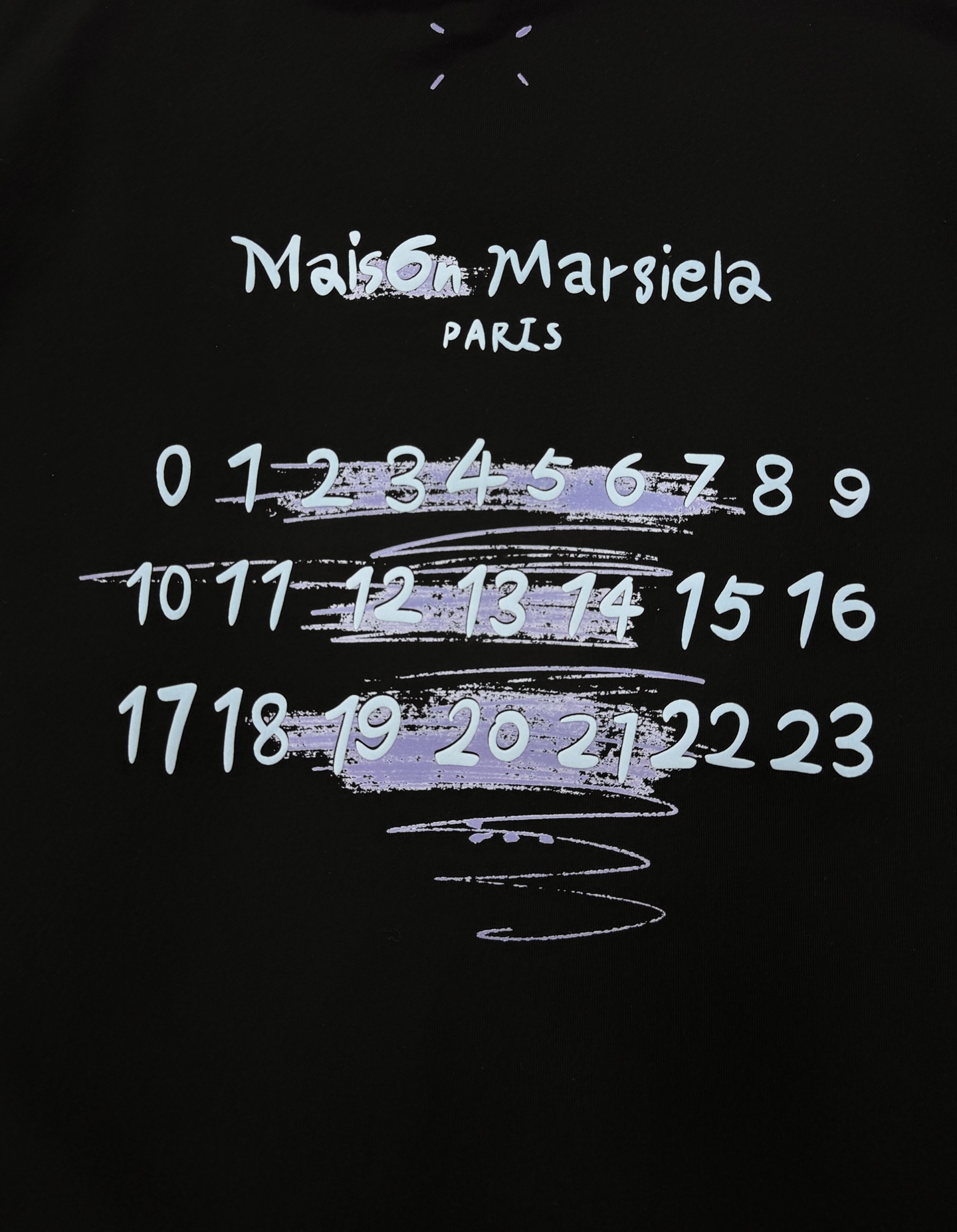 Maison Margiela MM6新品涂鸦数字T恤，男女同款❤️优选280g纯棉材质，穿着舒适透气。背面手写品牌名+
