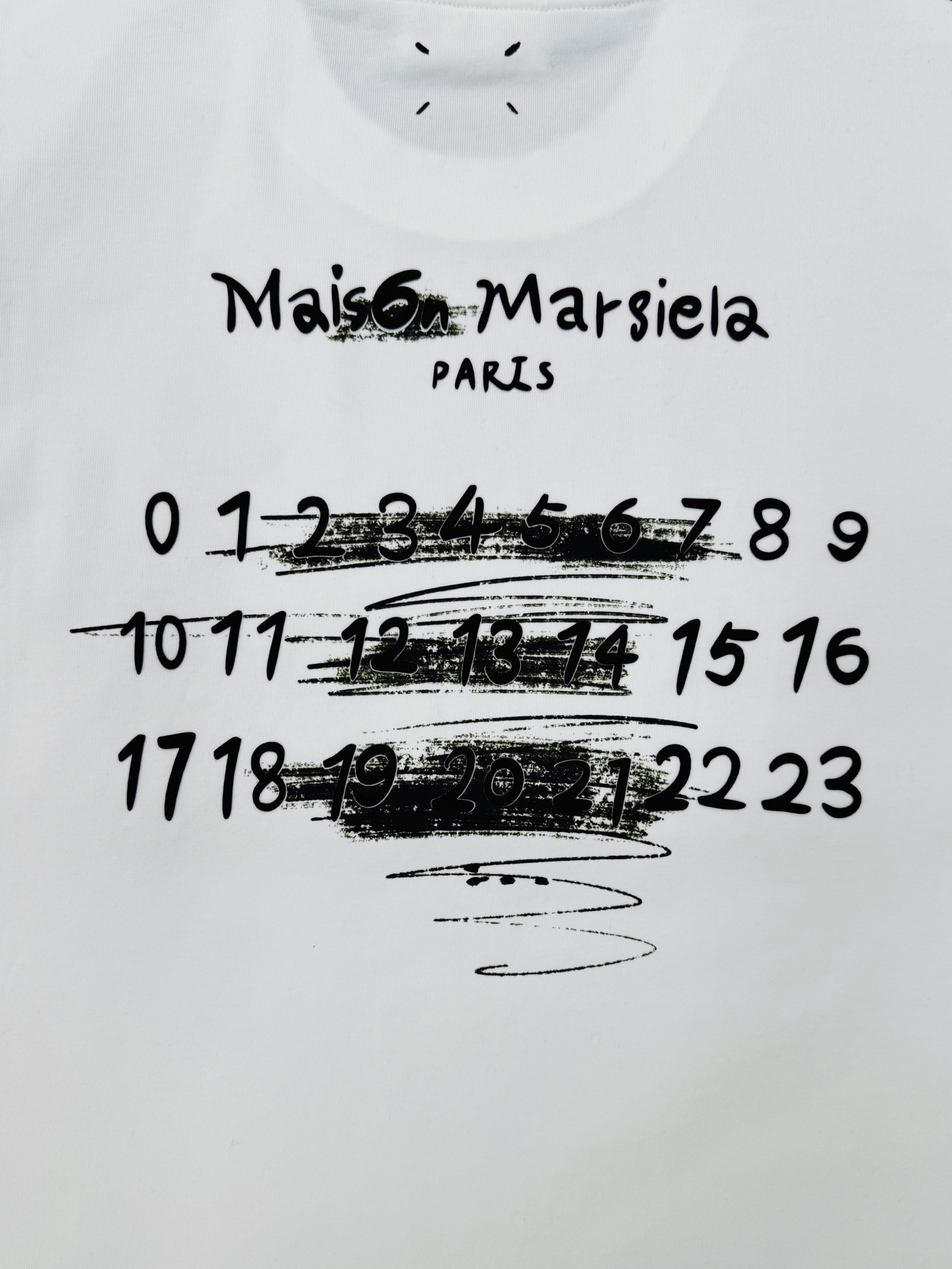 Maison Margiela MM6新品涂鸦数字T恤，男女同款❤️优选280g纯棉材质，穿着舒适透气。背面手写品牌名+