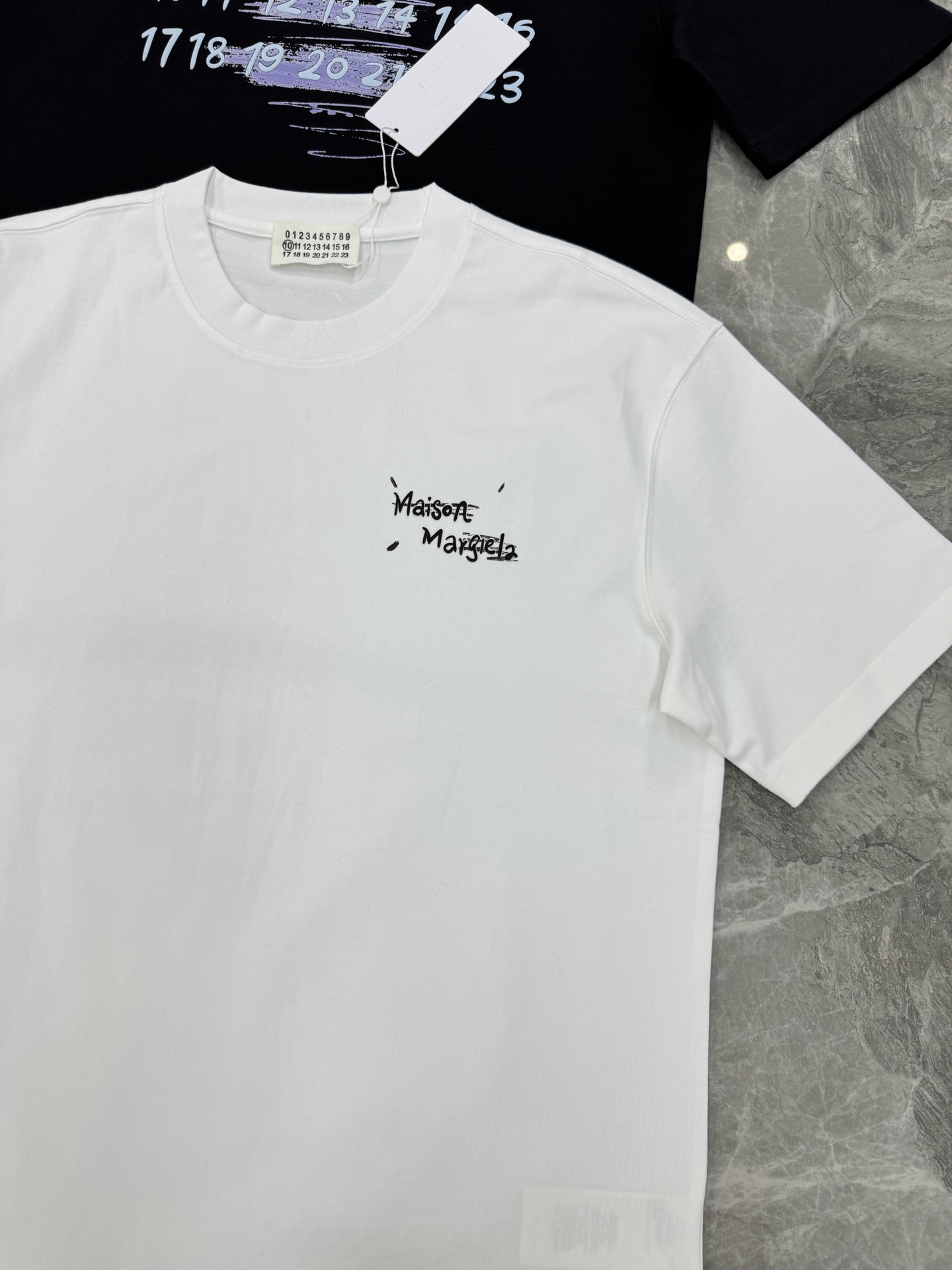 Maison Margiela MM6新品涂鸦数字T恤，男女同款❤️优选280g纯棉材质，穿着舒适透气。背面手写品牌名+