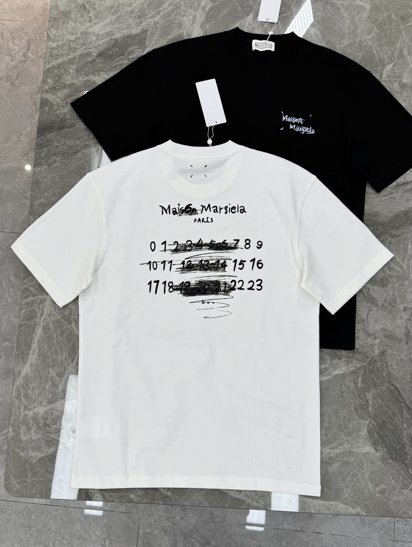 Maison Margiela MM6新品涂鸦数字T恤，男女同款❤️优选280g纯棉材质，穿着舒适透气。背面手写品牌名+