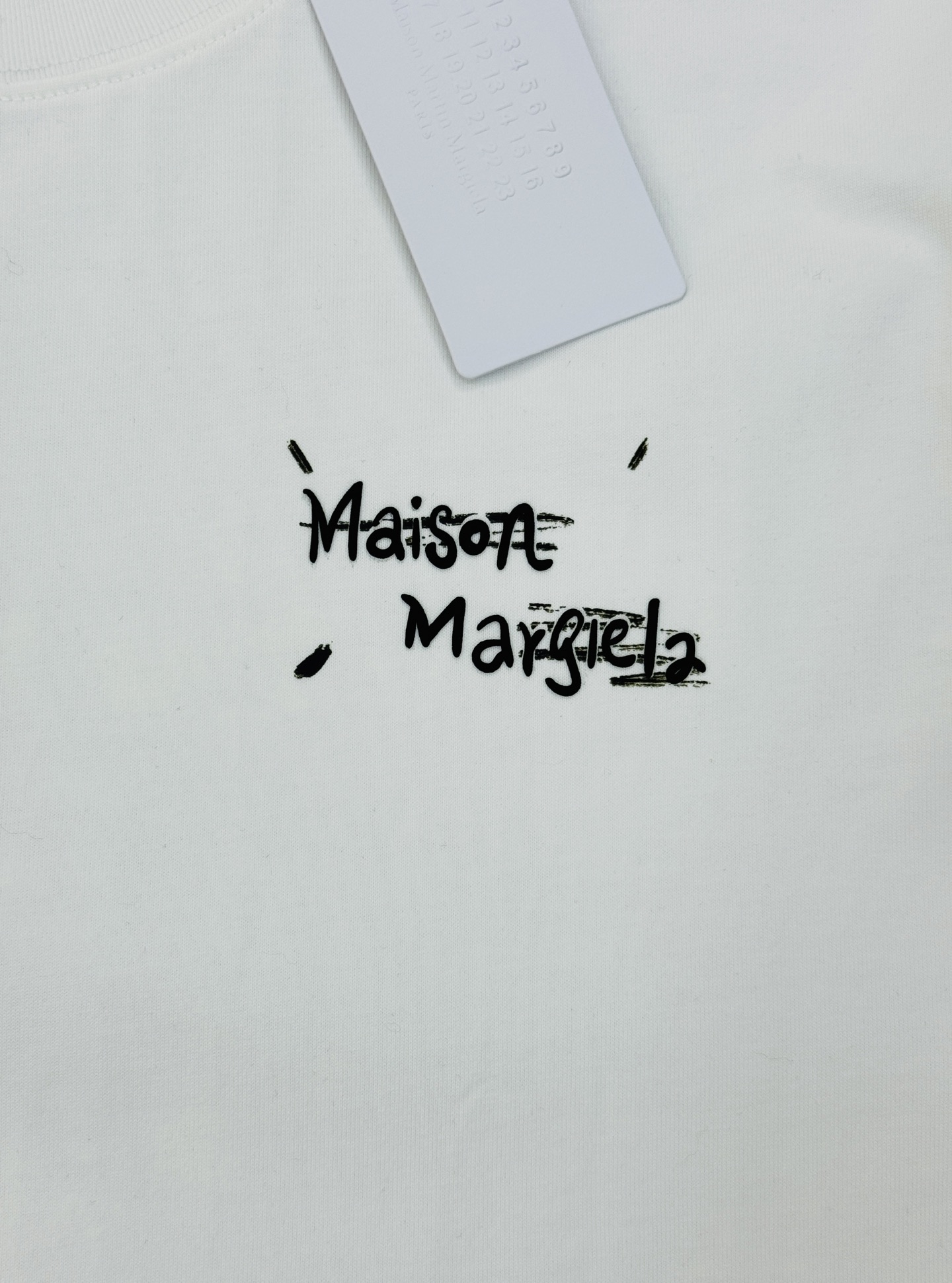 Maison Margiela MM6新品涂鸦数字T恤，男女同款❤️优选280g纯棉材质，穿着舒适透气。背面手写品牌名+
