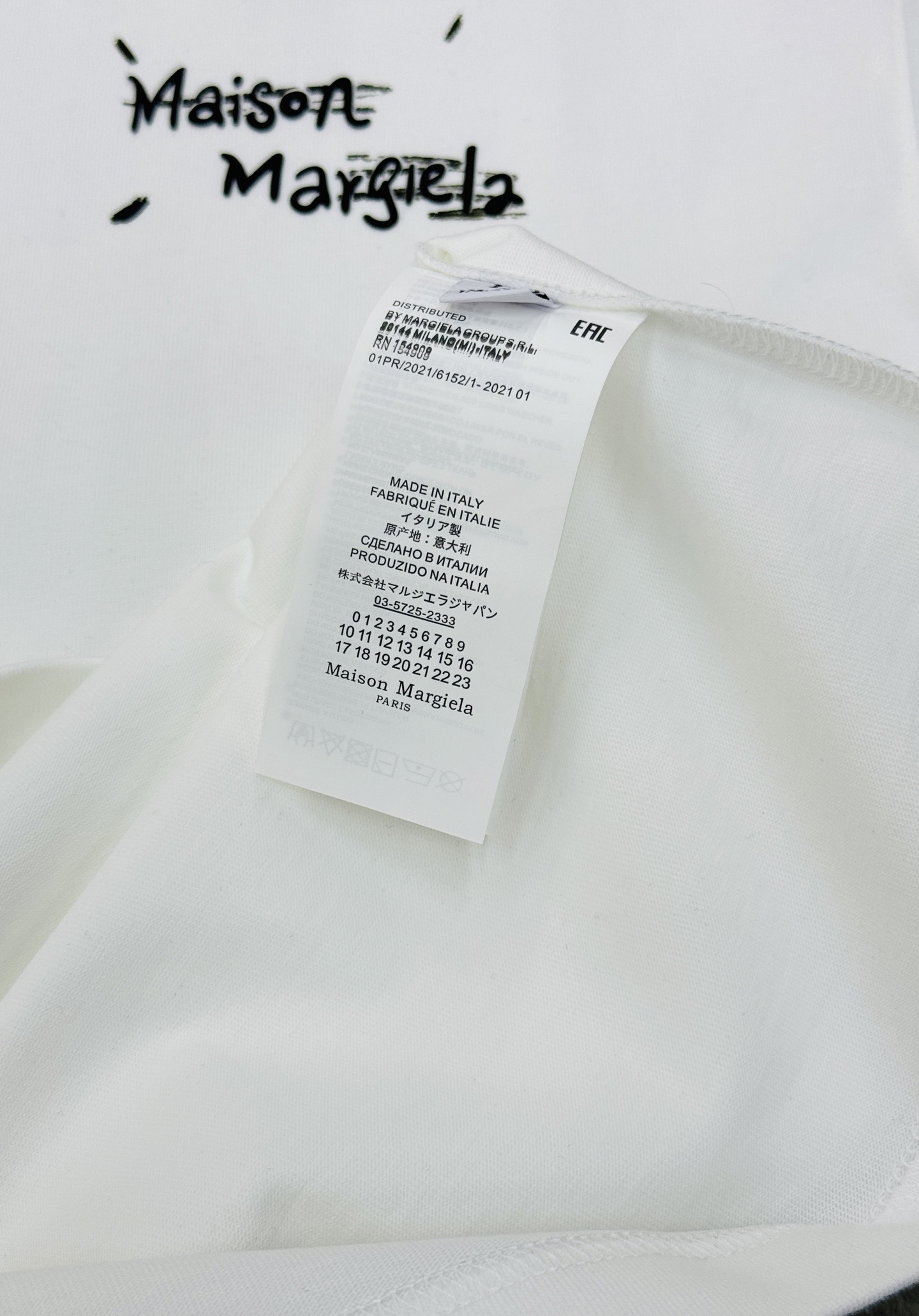 Maison Margiela MM6新品涂鸦数字T恤，男女同款❤️优选280g纯棉材质，穿着舒适透气。背面手写品牌名+