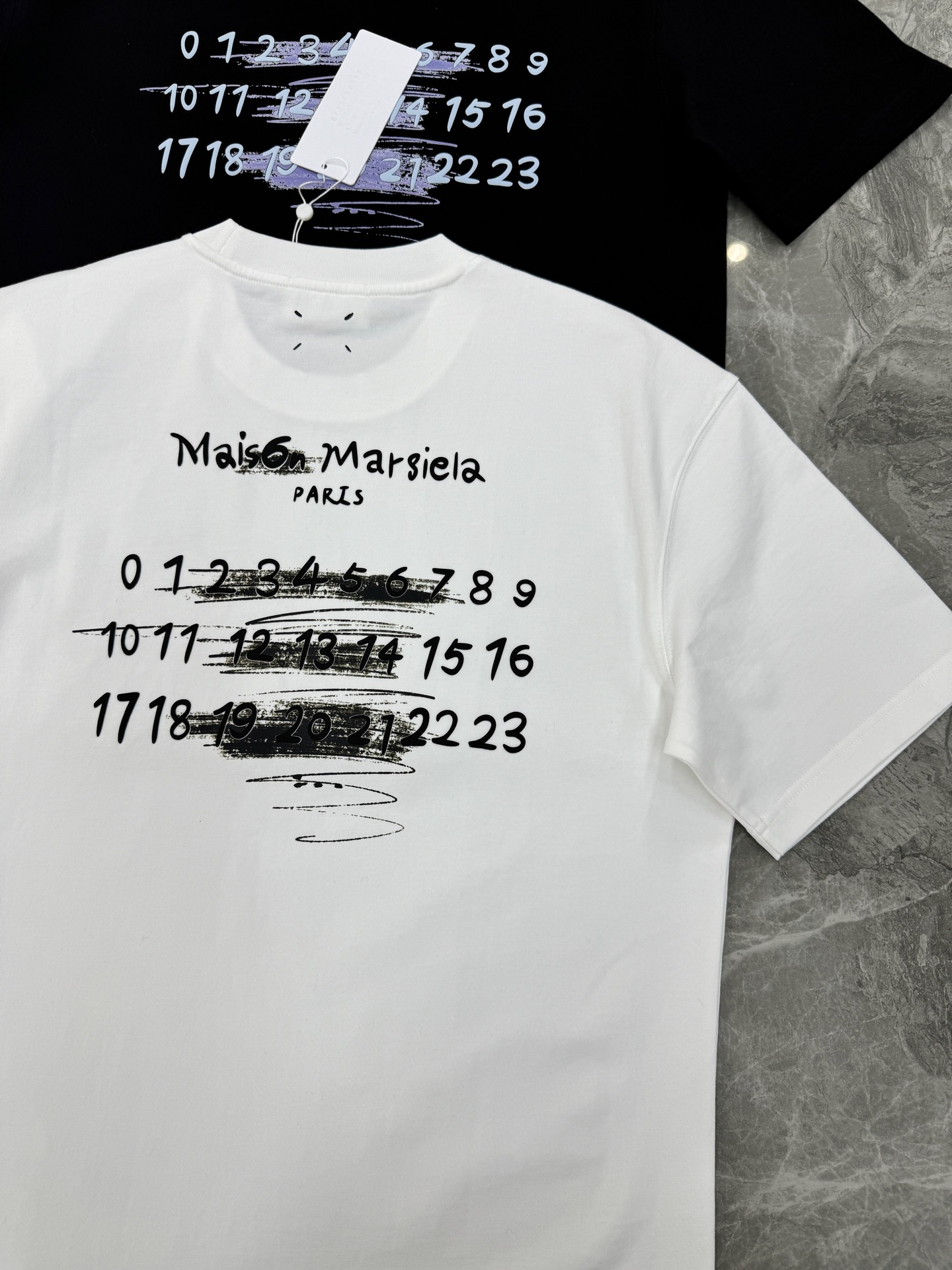 Maison Margiela MM6新品涂鸦数字T恤，男女同款❤️优选280g纯棉材质，穿着舒适透气。背面手写品牌名+