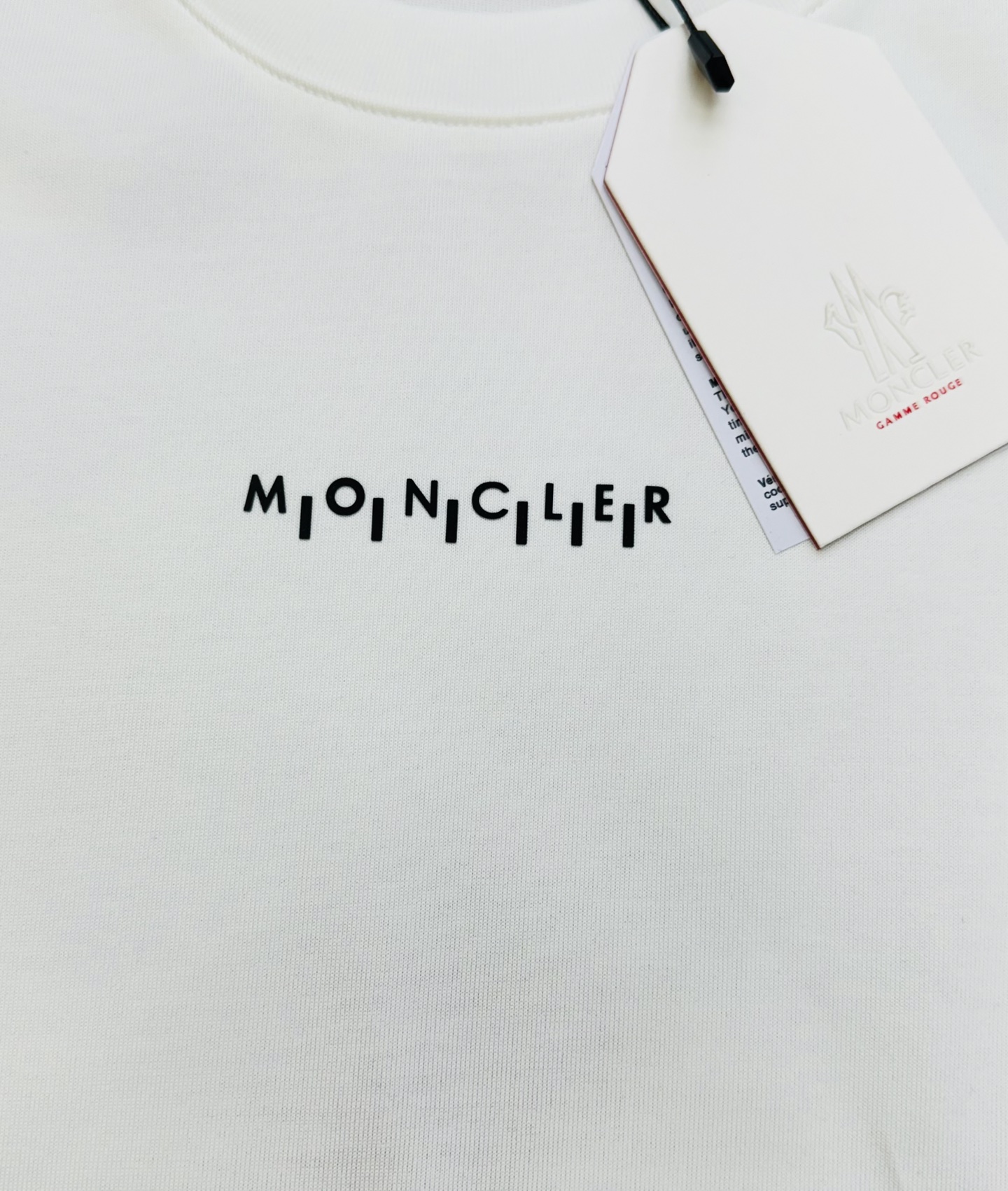 Moncler 蒙口基础款短袖T恤，纯棉双纱冰棉面料，对色定染面料，超精细平网印花工艺，潮流感十足，采用细致纱网材质做网