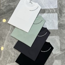 Moncler蒙口基础款圆领T恤.选用冰棉面料.自带凉感的冰棉面料,夏日刚需刚需。领口斜置品牌标识,袖管经典徽章织标,低 Moncler蒙口基础款圆领T恤.选用冰棉面料.自带凉感的冰棉面料,夏日刚需刚需。领口斜置品牌标识,袖管经典徽章织标,低