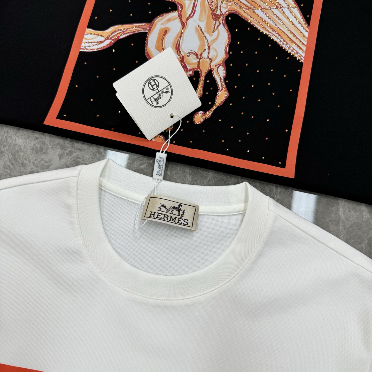 HERM*S爱马仕新款丝光棉T恤.新品为全新系列注入满满活力，这款单品用心甄选200g丝光棉面料制成，面