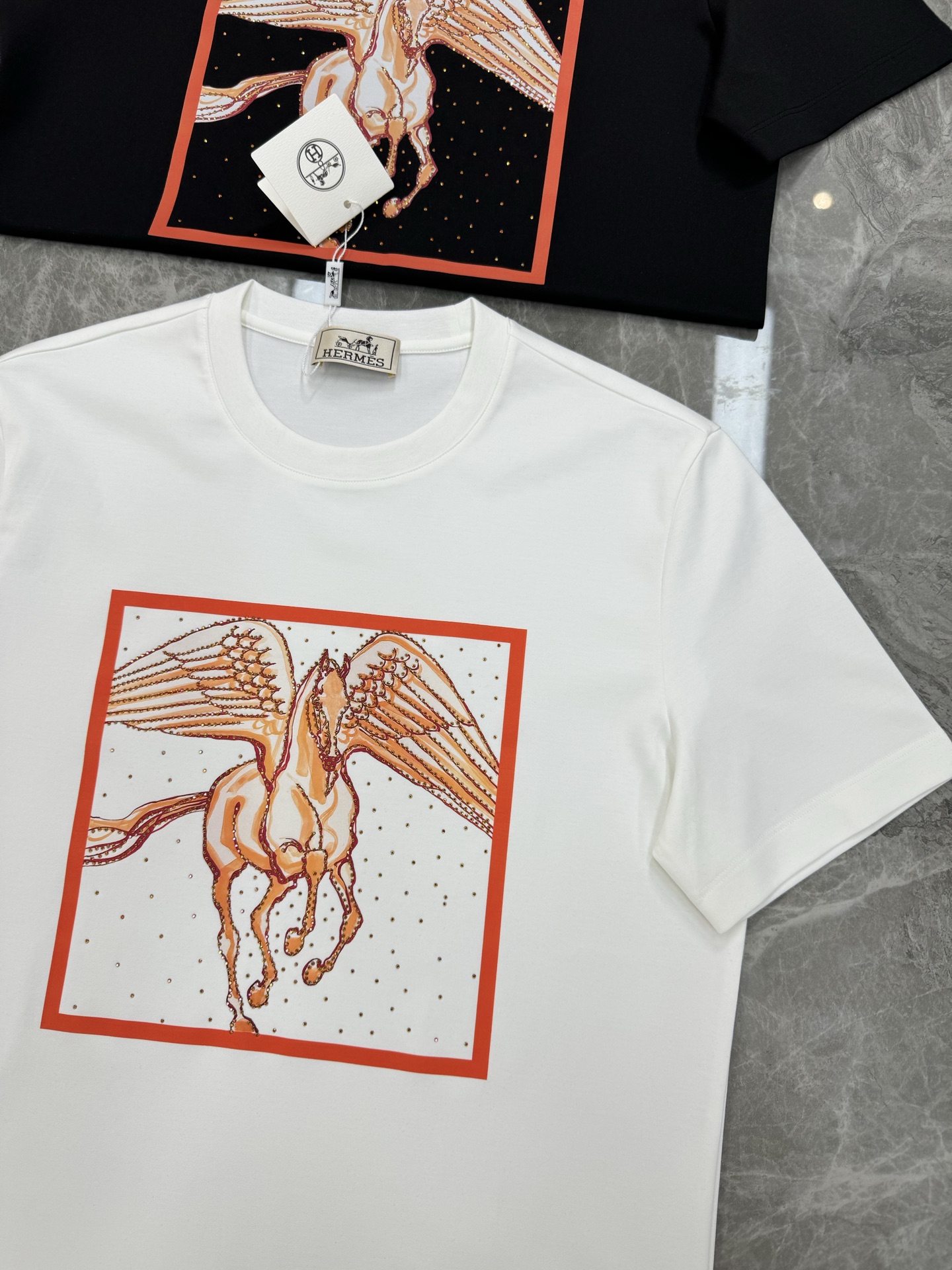 HERM*S爱马仕新款丝光棉T恤.新品为全新系列注入满满活力，这款单品用心甄选200g丝光棉面料制成，面