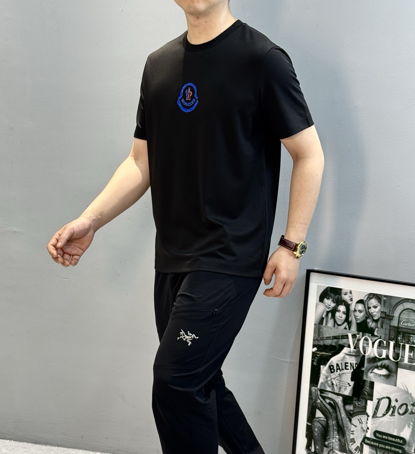 MONCLER蒙口新款圆领丝光棉T恤.代工出品！！此款打底衫以基础的版型为框架.胸口采用品牌小帽子经典烫