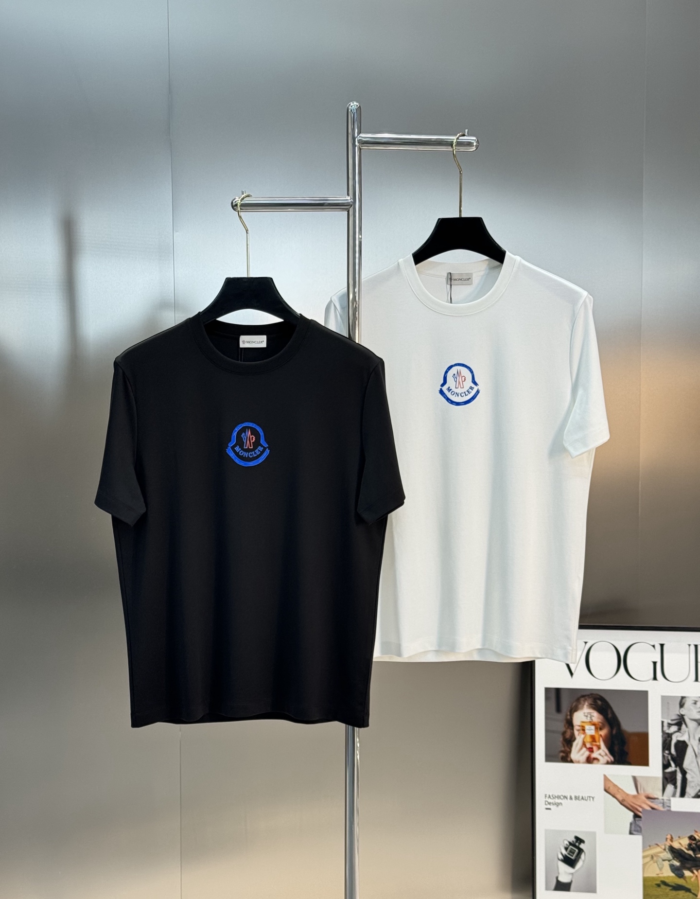 MONCLER蒙口新款圆领丝光棉T恤.代工出品！！此款打底衫以基础的版型为框架.胸口采用品牌小帽子经典烫