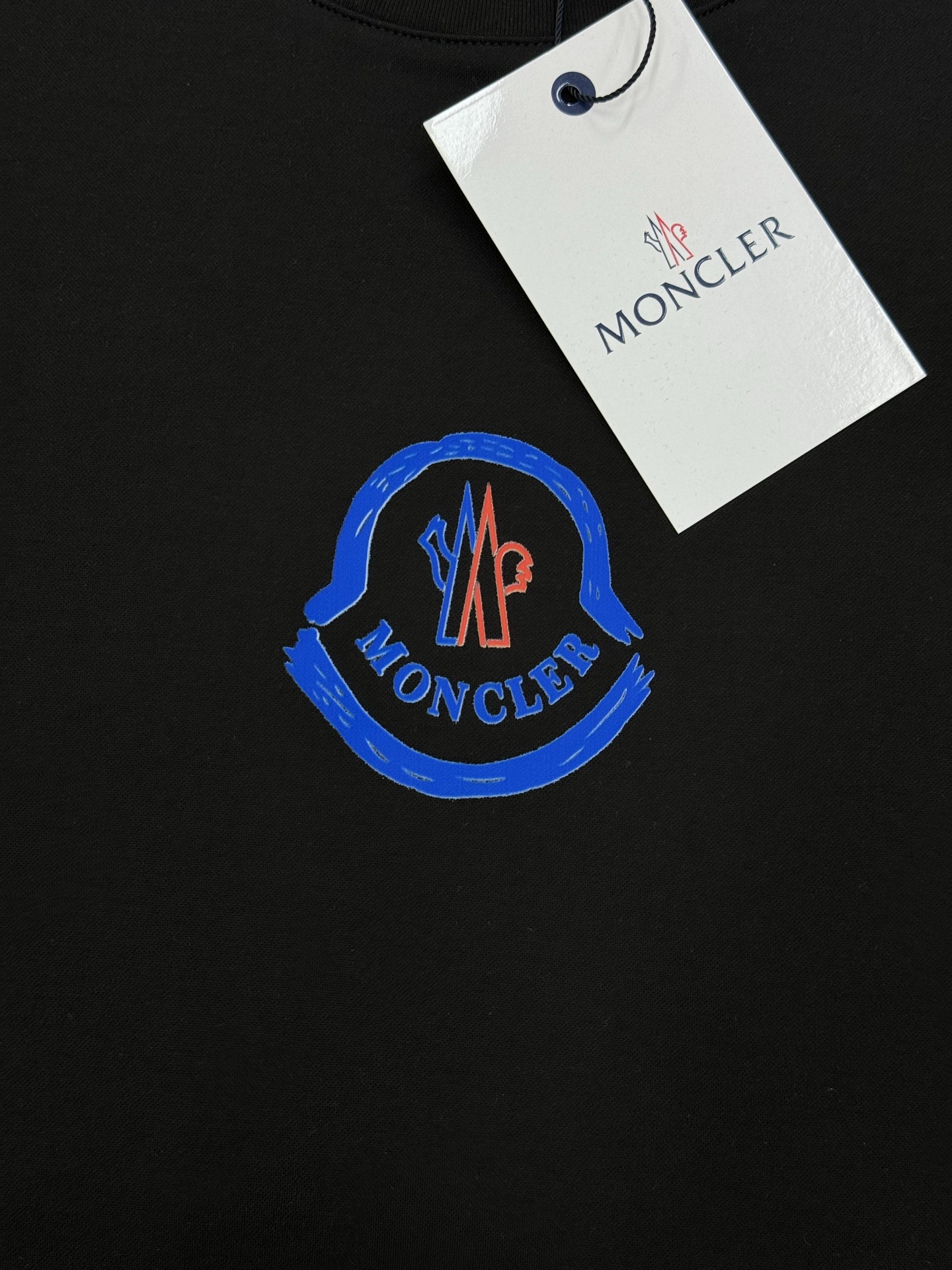 MONCLER蒙口新款圆领丝光棉T恤.代工出品！！此款打底衫以基础的版型为框架.胸口采用品牌小帽子经典烫