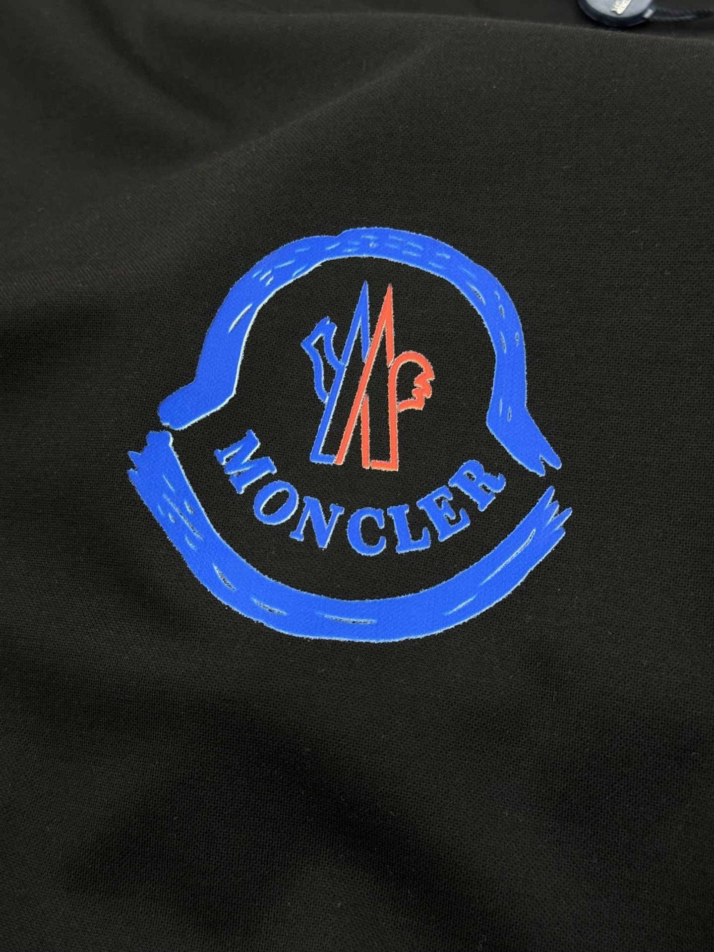 MONCLER蒙口新款圆领丝光棉T恤.代工出品！！此款打底衫以基础的版型为框架.胸口采用品牌小帽子经典烫