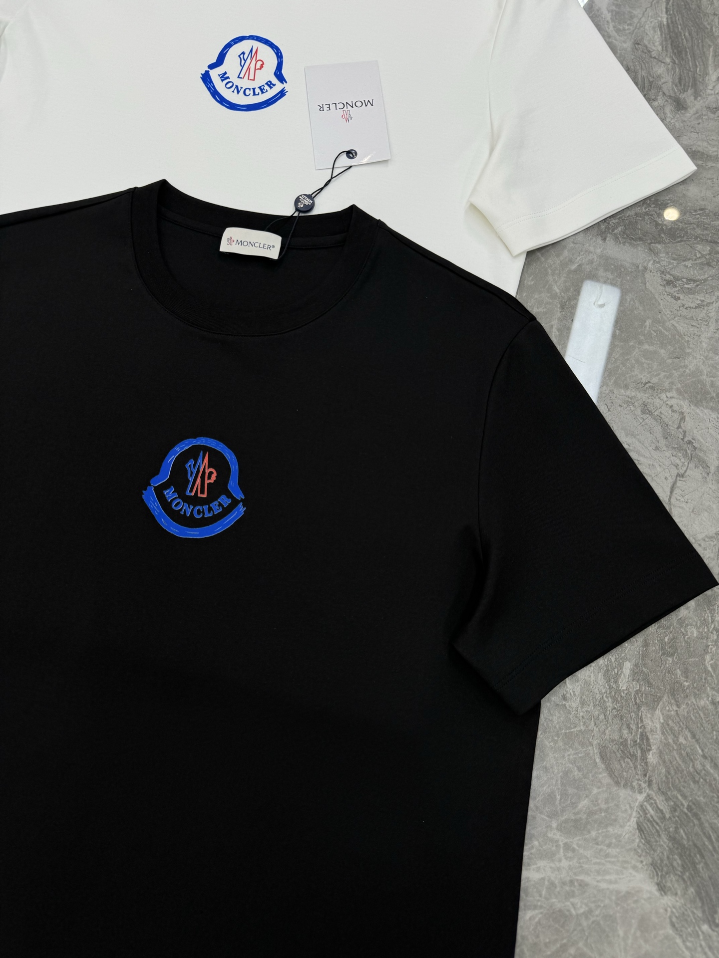 MONCLER蒙口新款圆领丝光棉T恤.代工出品！！此款打底衫以基础的版型为框架.胸口采用品牌小帽子经典烫