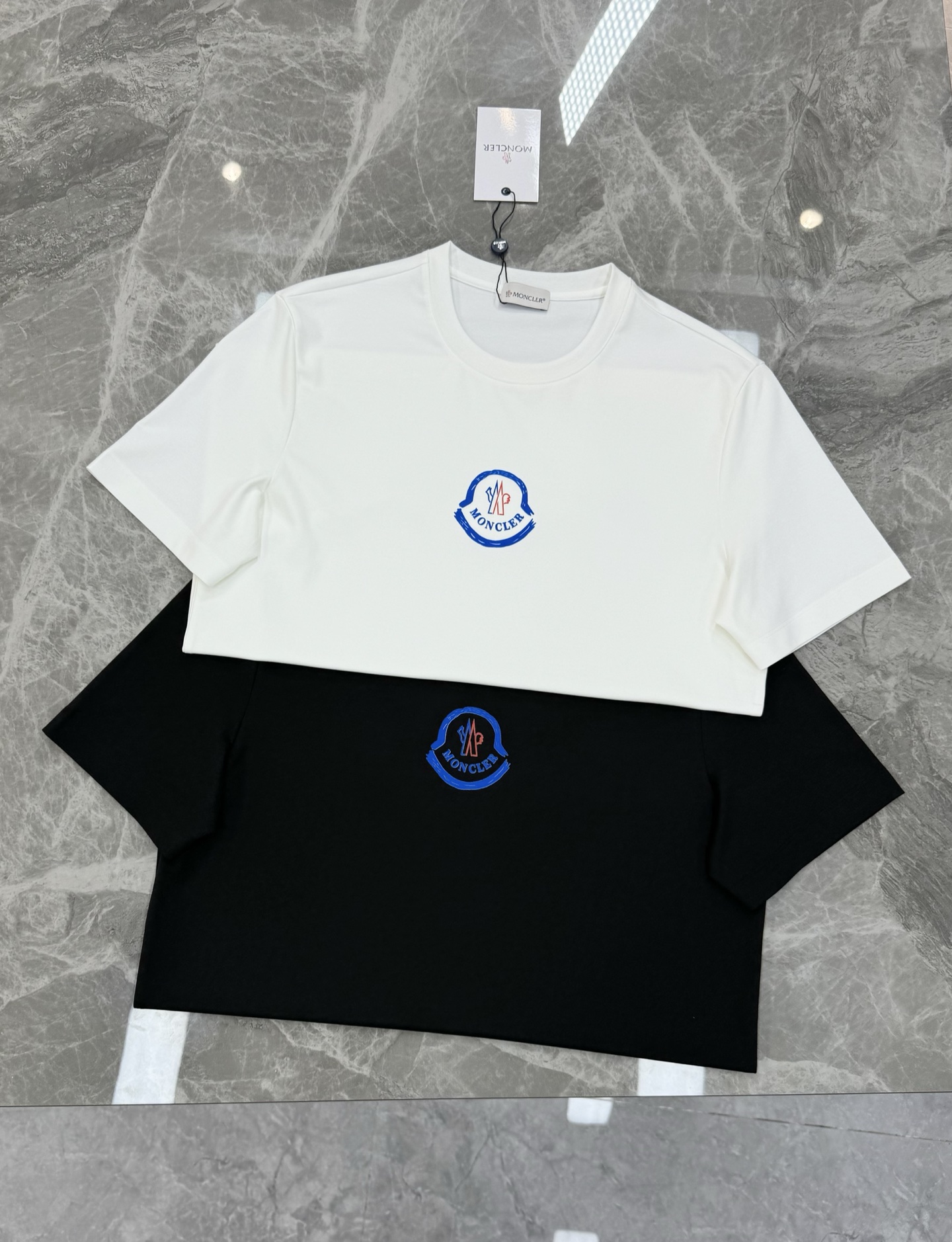 MONCLER蒙口新款圆领丝光棉T恤.代工出品！！此款打底衫以基础的版型为框架.胸口采用品牌小帽子经典烫