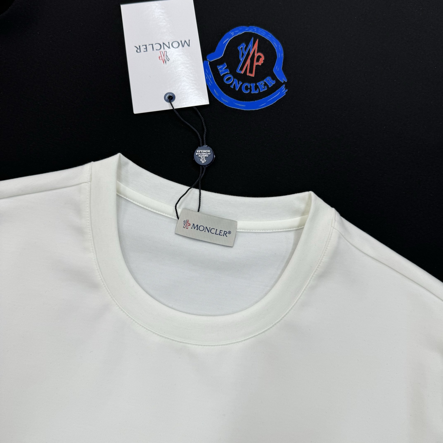 MONCLER蒙口新款圆领丝光棉T恤.代工出品！！此款打底衫以基础的版型为框架.胸口采用品牌小帽子经典烫