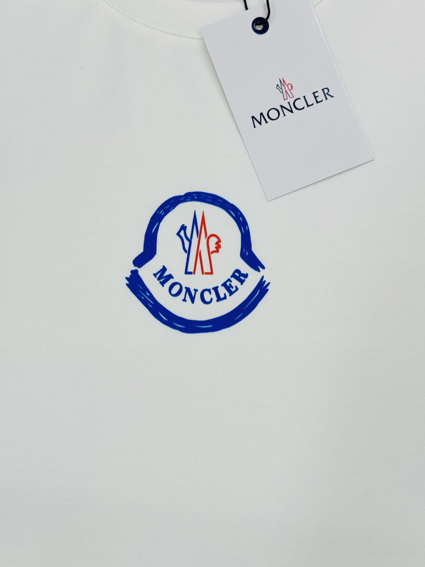 MONCLER蒙口新款圆领丝光棉T恤.代工出品！！此款打底衫以基础的版型为框架.胸口采用品牌小帽子经典烫