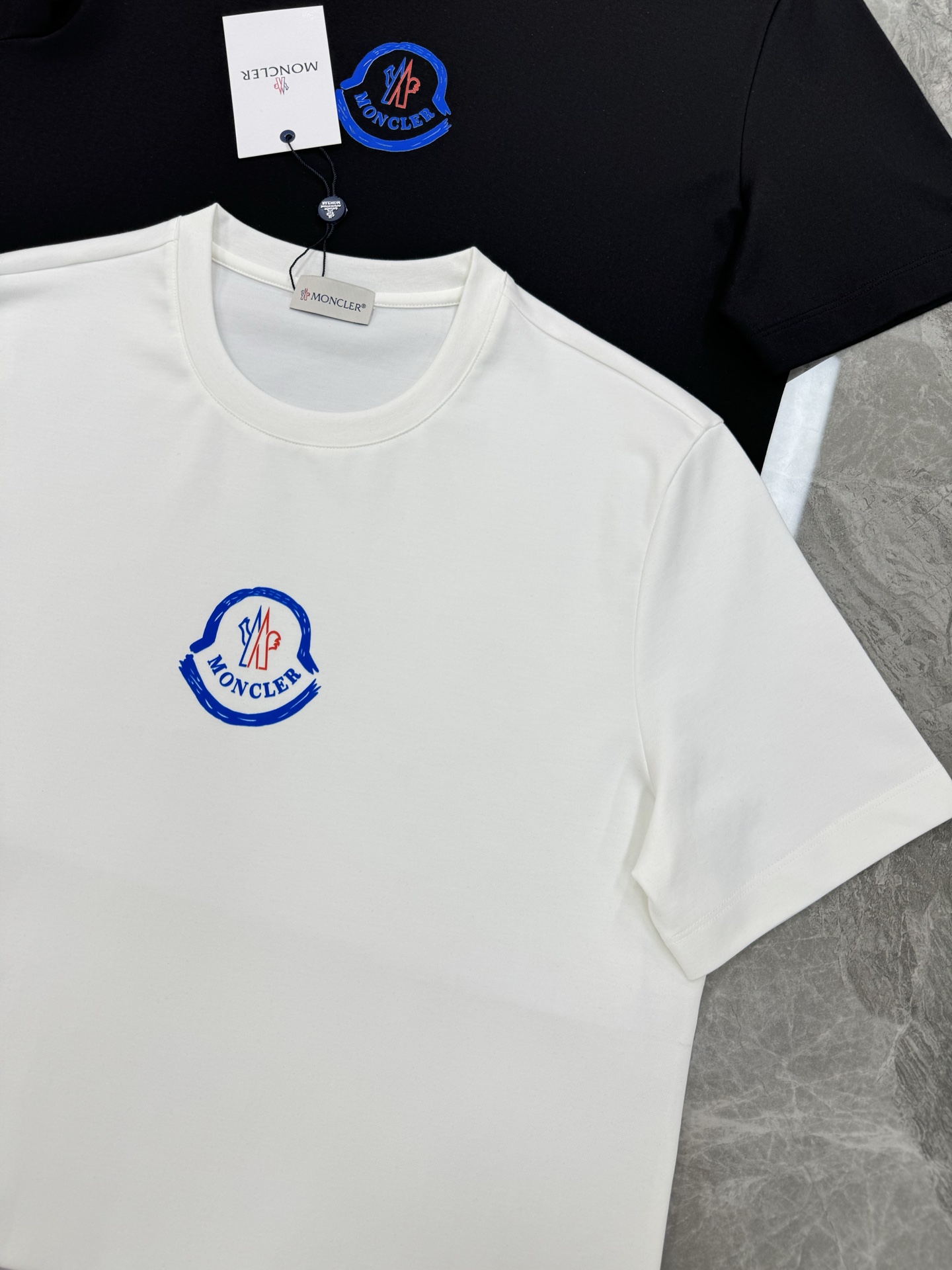 MONCLER蒙口新款圆领丝光棉T恤.代工出品！！此款打底衫以基础的版型为框架.胸口采用品牌小帽子经典烫