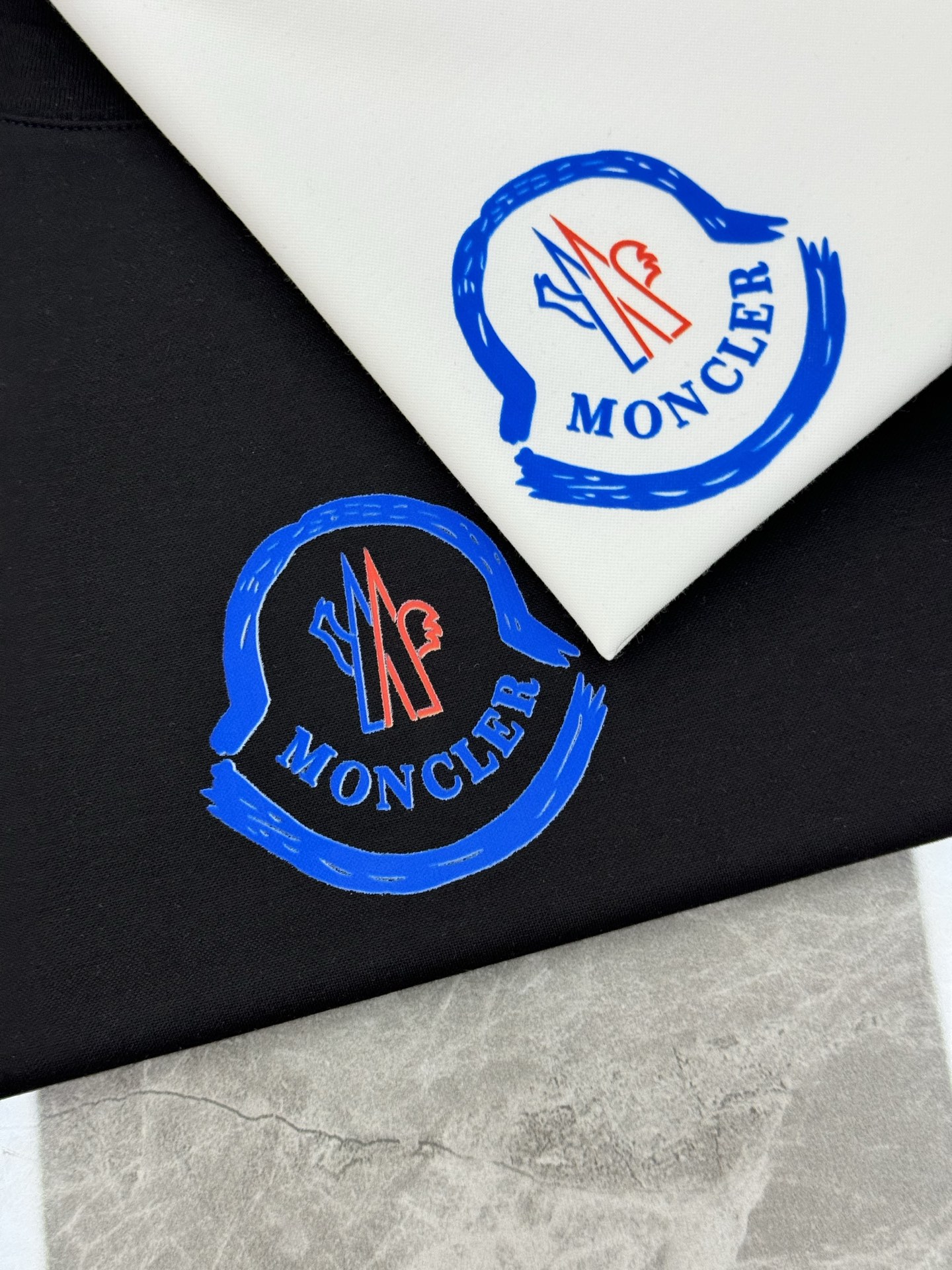 MONCLER蒙口新款圆领丝光棉T恤.代工出品！！此款打底衫以基础的版型为框架.胸口采用品牌小帽子经典烫