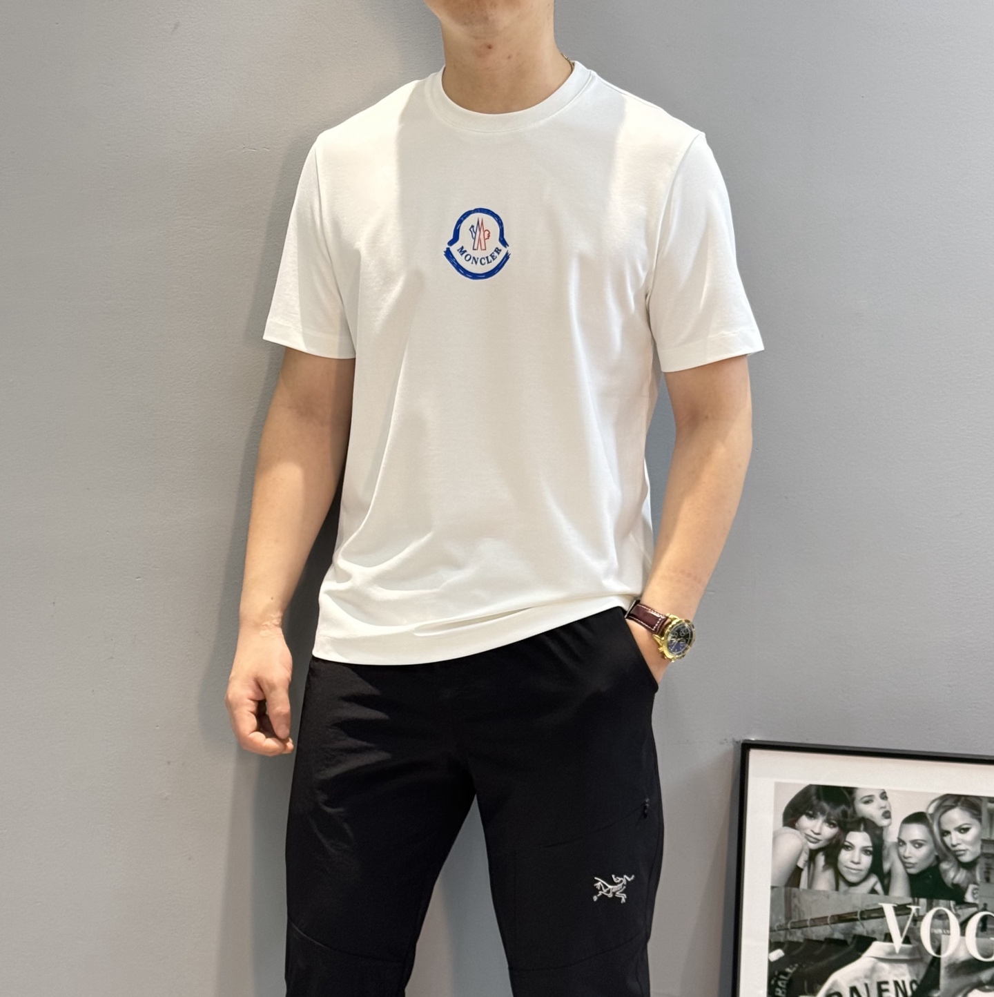 MONCLER蒙口新款圆领丝光棉T恤.代工出品！！此款打底衫以基础的版型为框架.胸口采用品牌小帽子经典烫