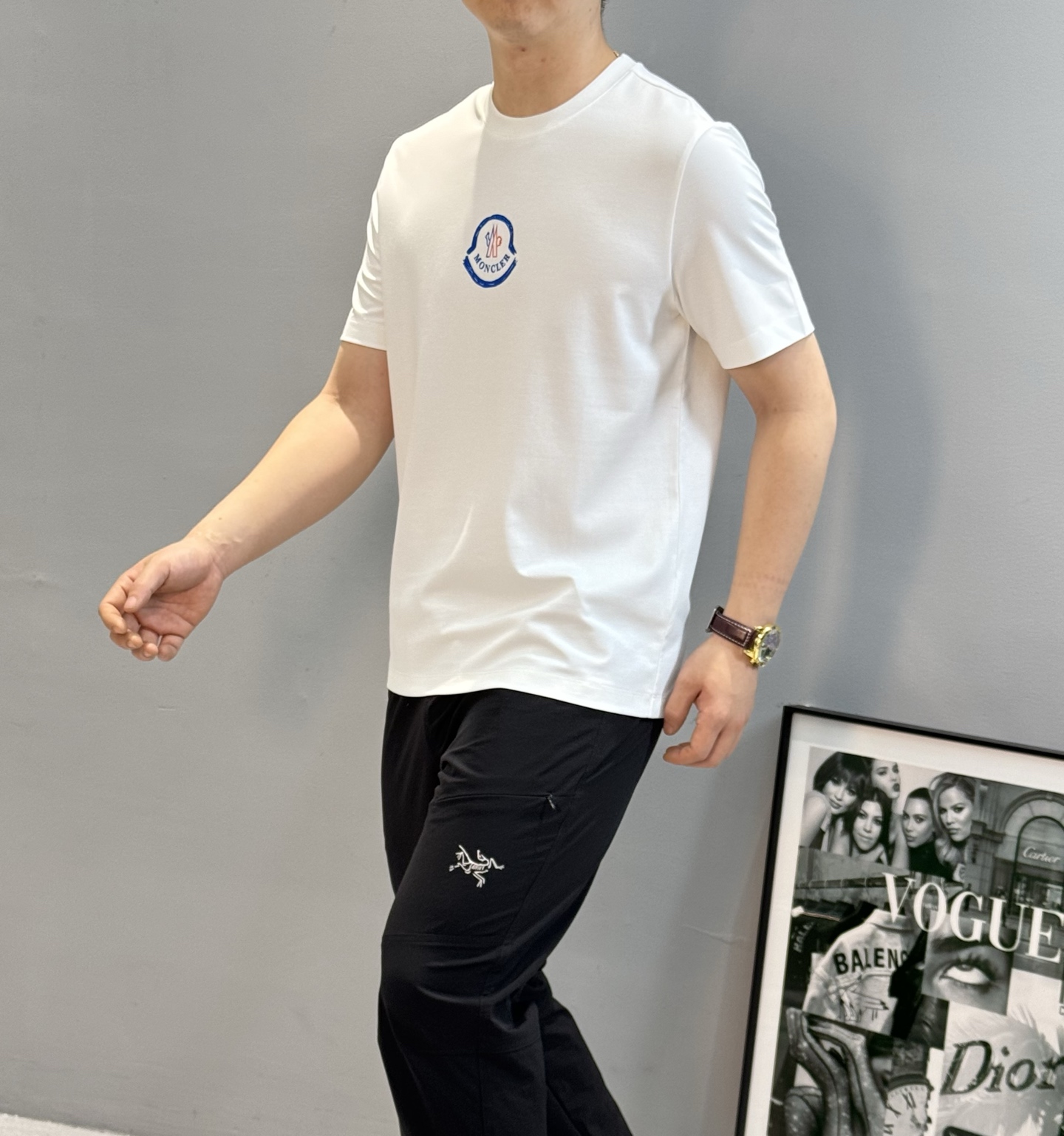 MONCLER蒙口新款圆领丝光棉T恤.代工出品！！此款打底衫以基础的版型为框架.胸口采用品牌小帽子经典烫