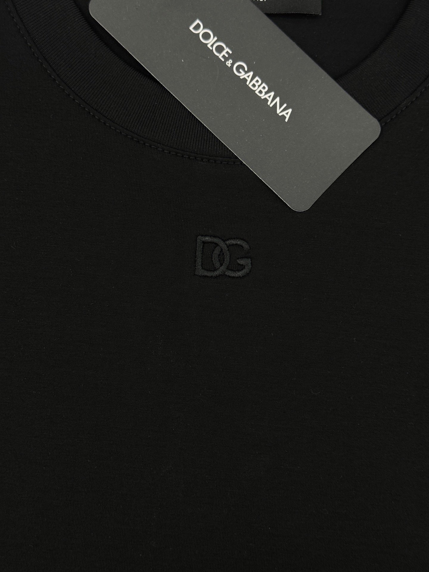 D&G*杜嘉班纳26s新款丝光棉T恤.原单品质推荐！胸前品牌字母DG.简单高级-标签化的高密度3D刺绣字