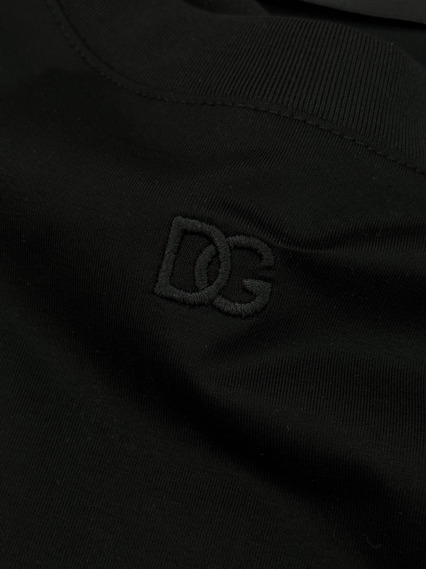 D&G*杜嘉班纳26s新款丝光棉T恤.原单品质推荐！胸前品牌字母DG.简单高级-标签化的高密度3D刺绣字