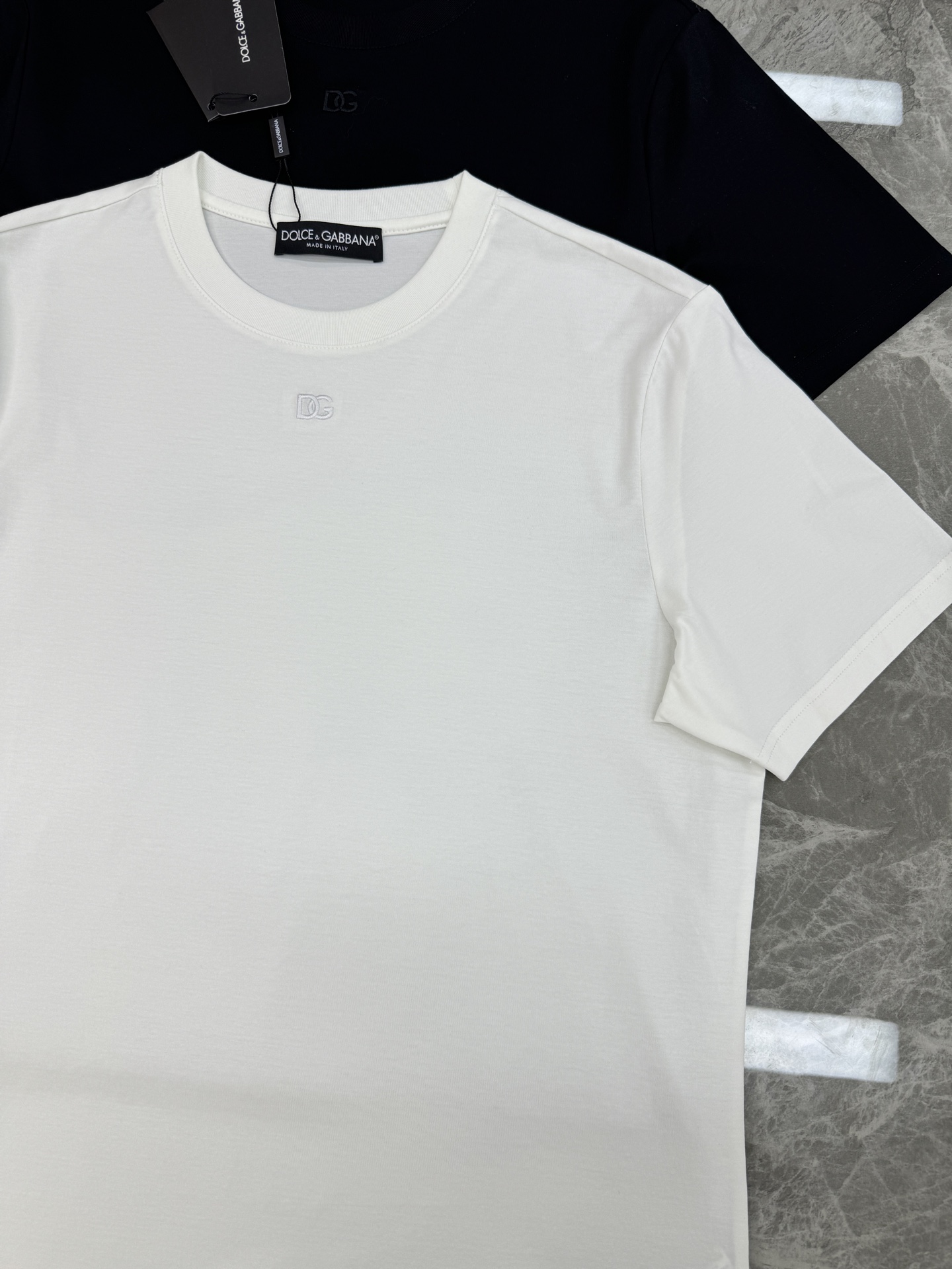 D&G*杜嘉班纳26s新款丝光棉T恤.原单品质推荐！胸前品牌字母DG.简单高级-标签化的高密度3D刺绣字