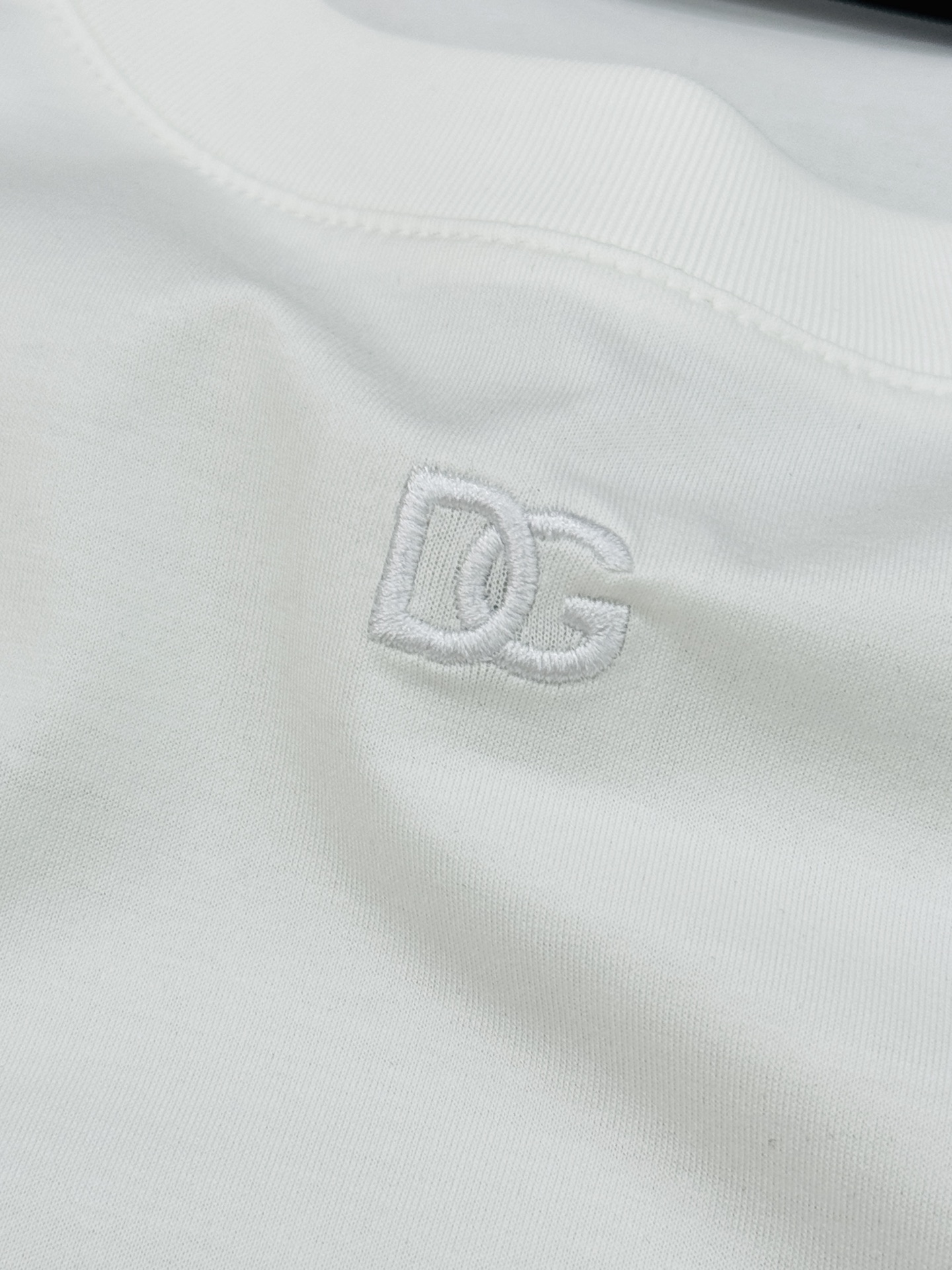 D&G*杜嘉班纳26s新款丝光棉T恤.原单品质推荐！胸前品牌字母DG.简单高级-标签化的高密度3D刺绣字