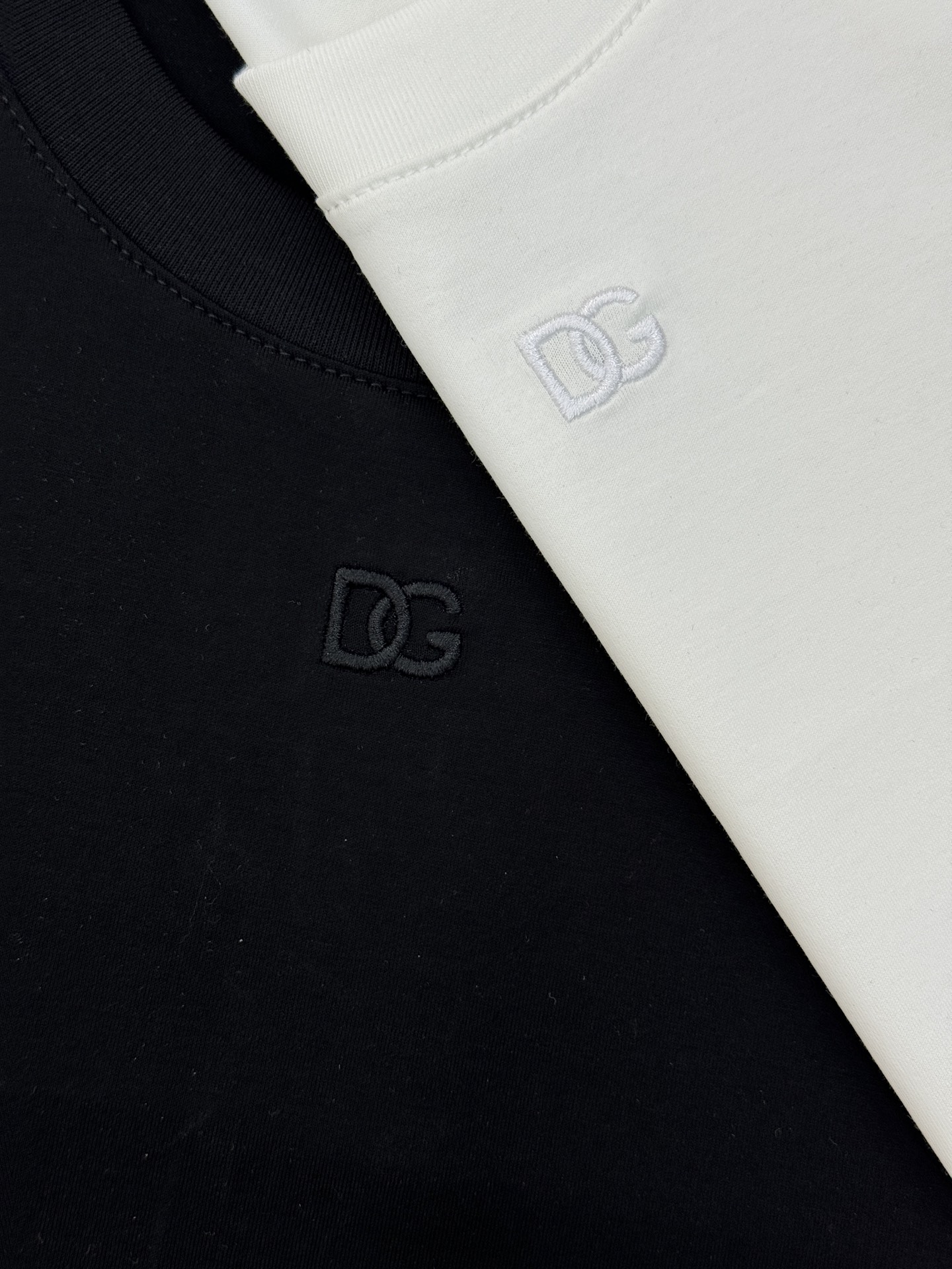 D&G*杜嘉班纳26s新款丝光棉T恤.原单品质推荐！胸前品牌字母DG.简单高级-标签化的高密度3D刺绣字
