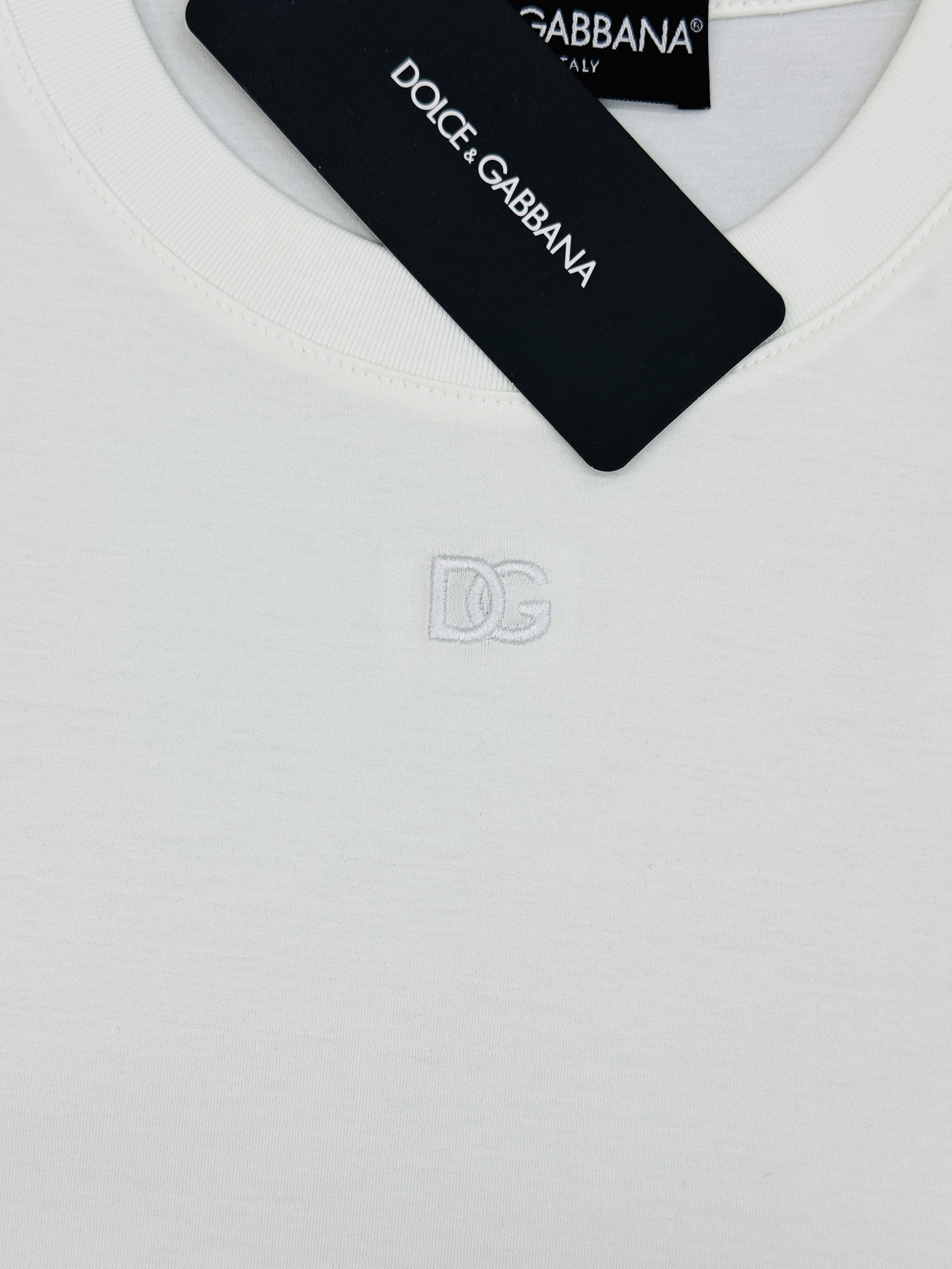 D&G*杜嘉班纳26s新款丝光棉T恤.原单品质推荐！胸前品牌字母DG.简单高级-标签化的高密度3D刺绣字