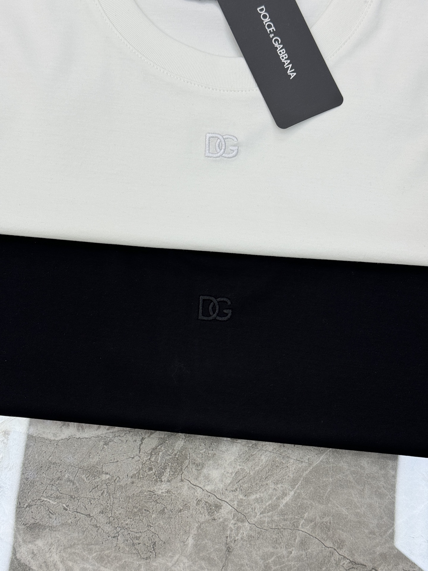 D&G*杜嘉班纳26s新款丝光棉T恤.原单品质推荐！胸前品牌字母DG.简单高级-标签化的高密度3D刺绣字